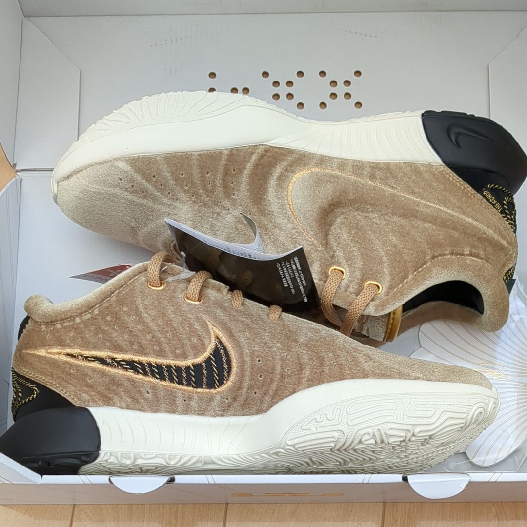 ザ ショップ × ナイキ レブロン21 "メタリックゴールド/ココナッツミルク/アクアマリン/ブラック"