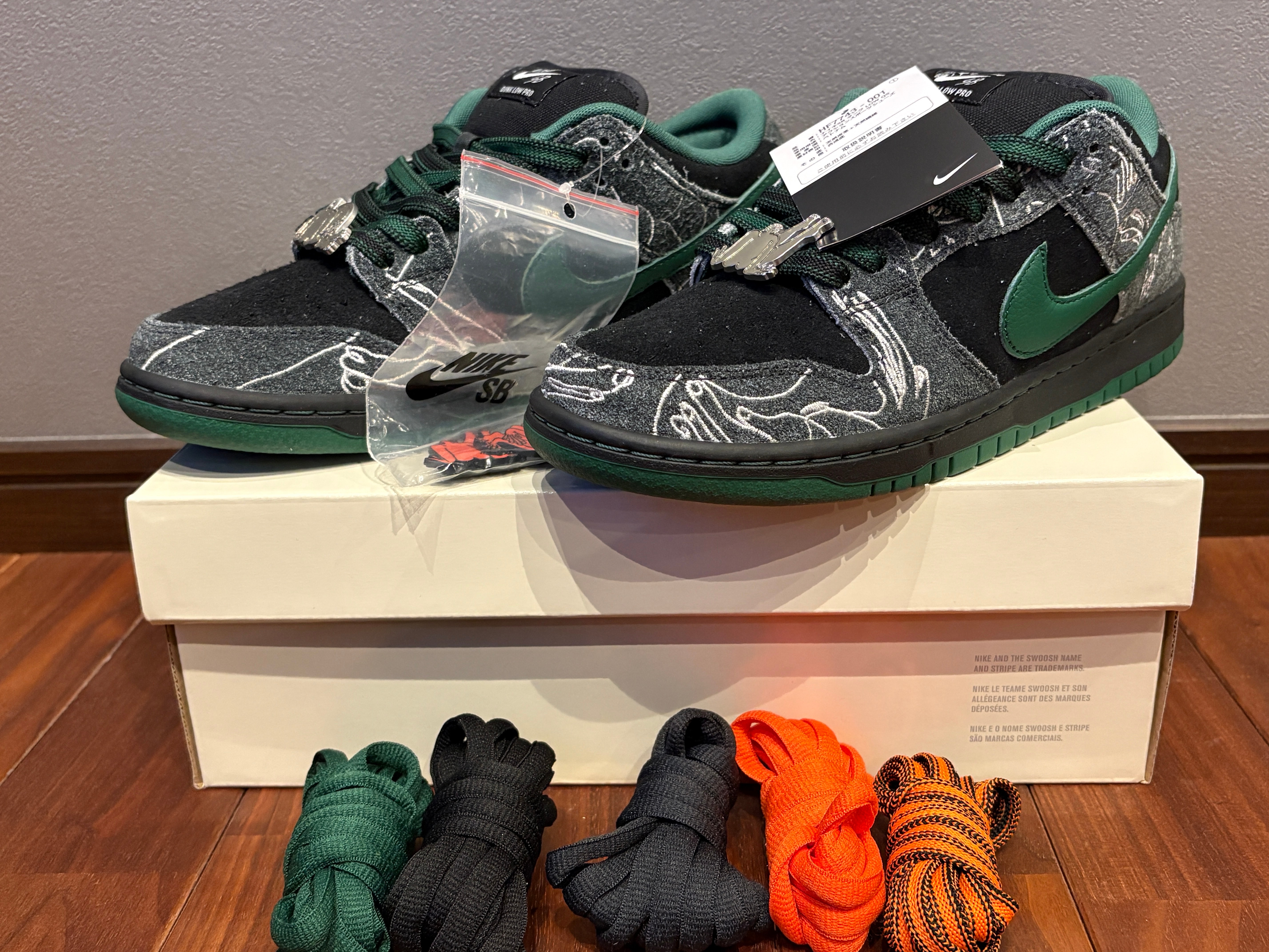 There Skateboards × Nike SB Dunk Low Pro "Anthracite and Gorge Green"