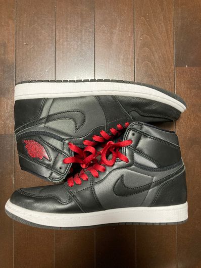 Nike Air Jordan 1 Retro High OG "Black/Metallic Silver/Gym Red"