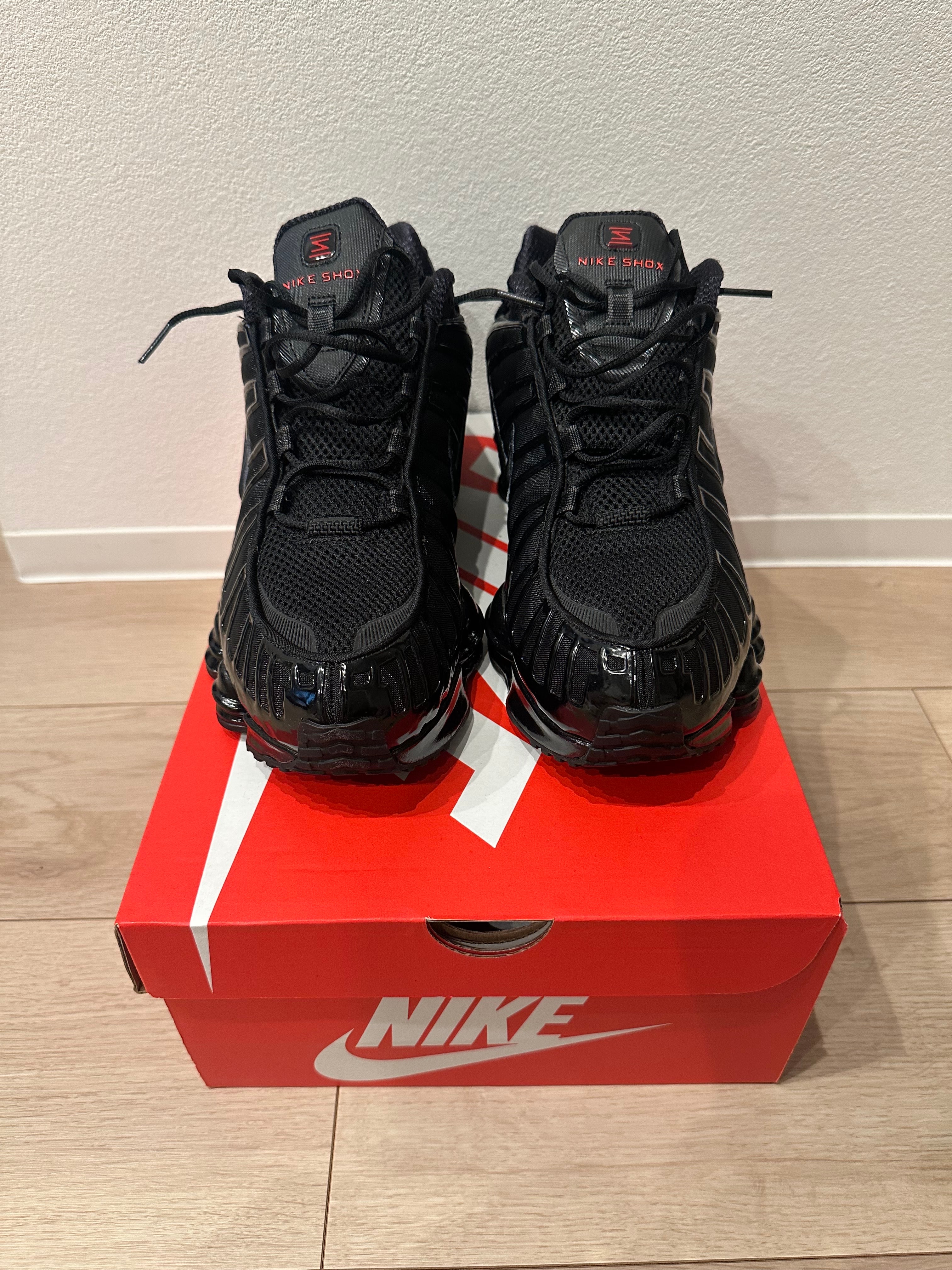 ナイキ ショックス TL "ブラック/メタリックヘマタイト/マックスオレンジ/ブラック"