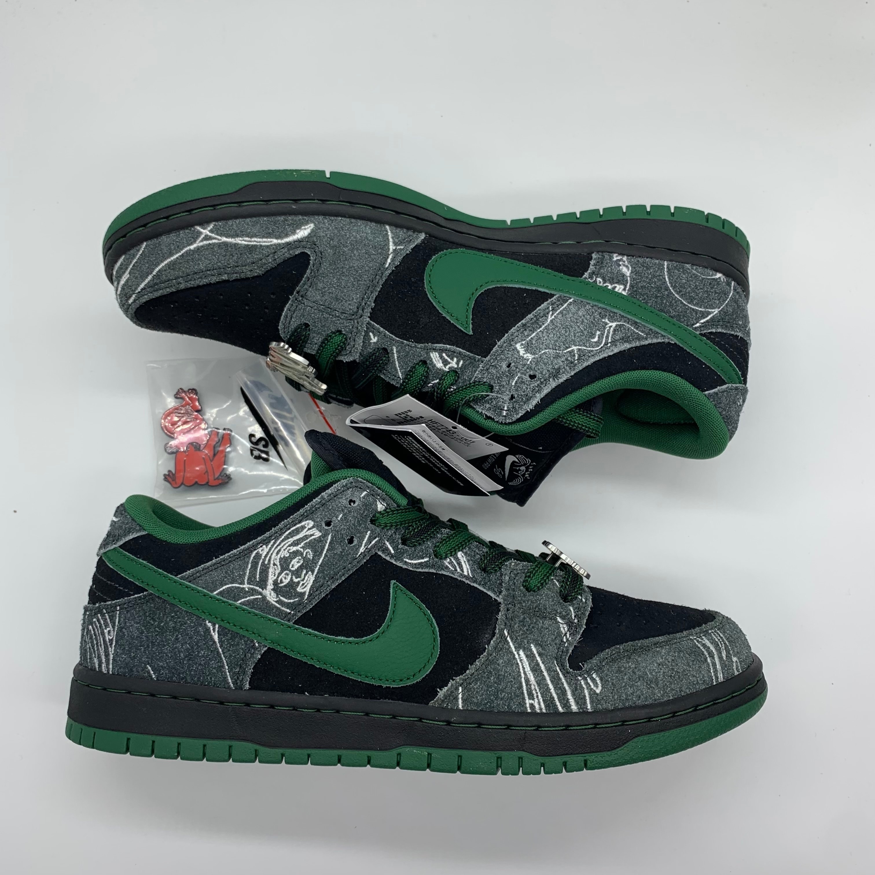 There Skateboards × Nike SB Dunk Low Pro "Anthracite and Gorge Green"