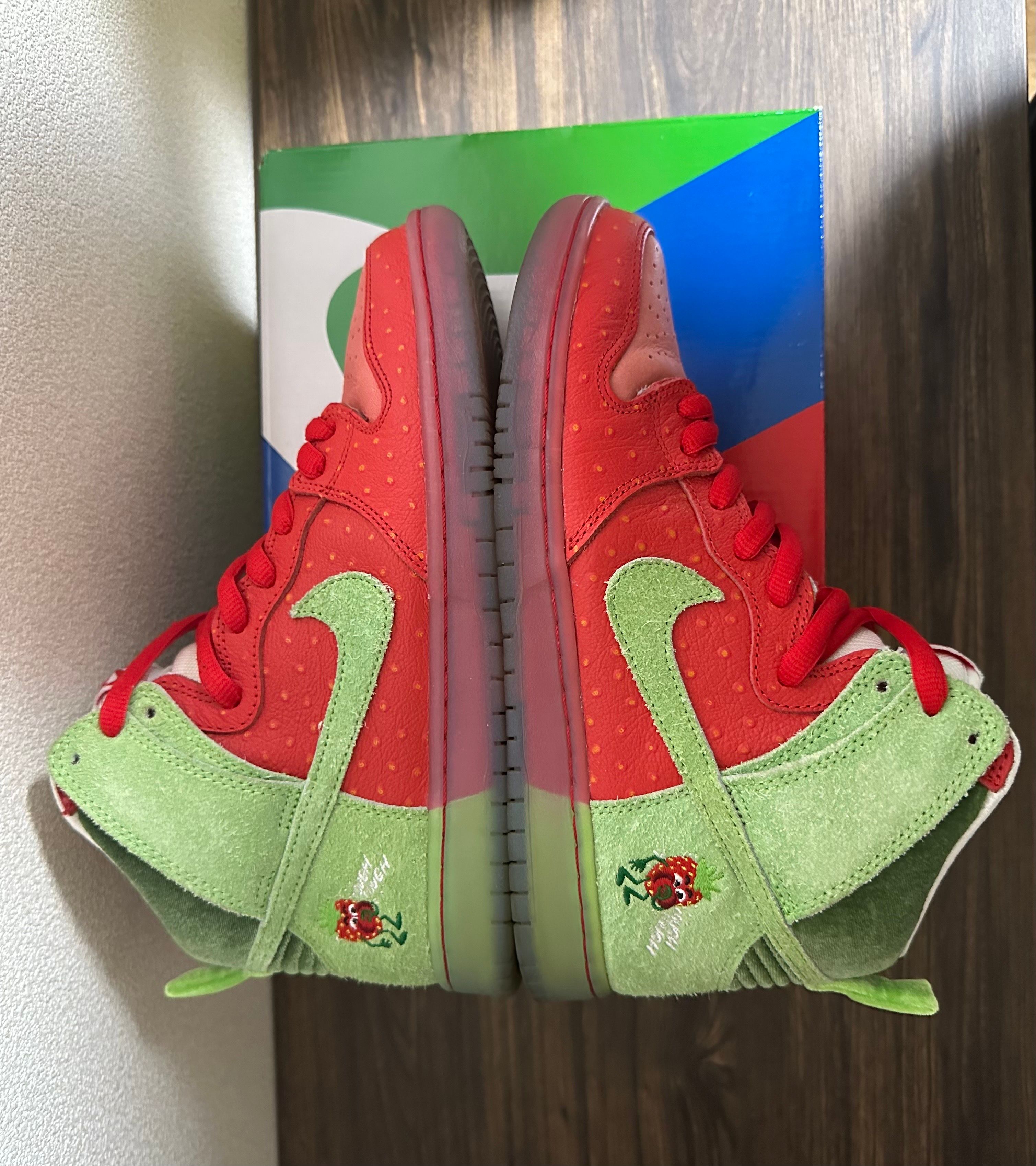Nike SB Dunk High "Strawberry Cough"