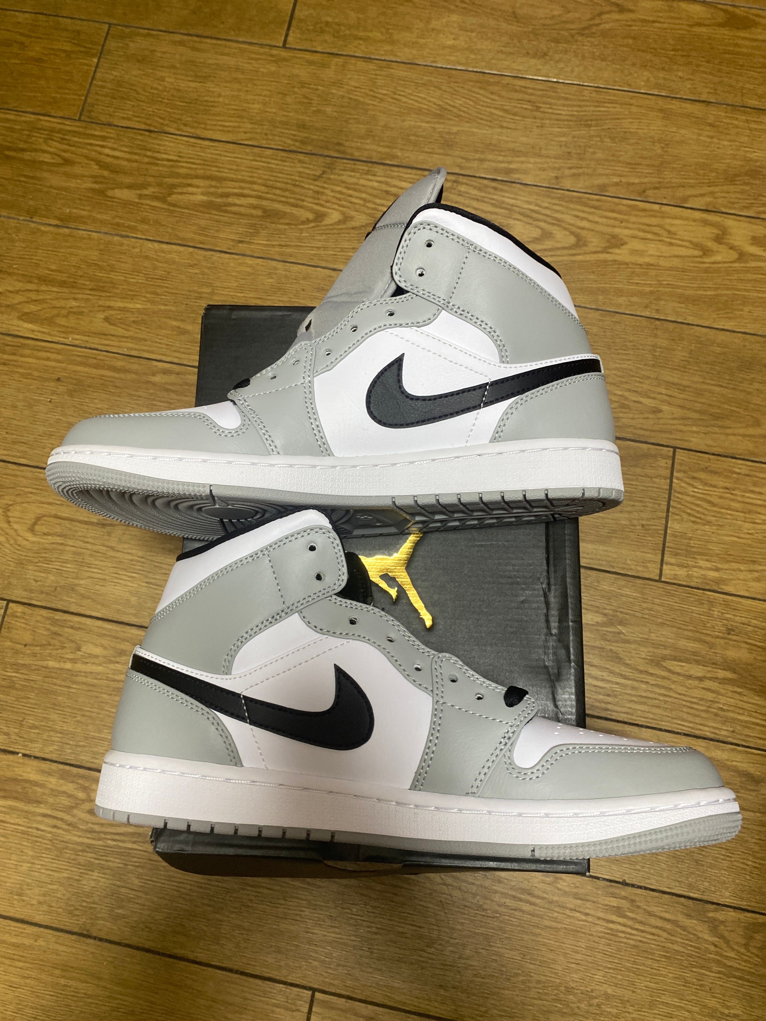 Nike Air Jordan 1 Mid "Light Smoke Grey/White/Black"