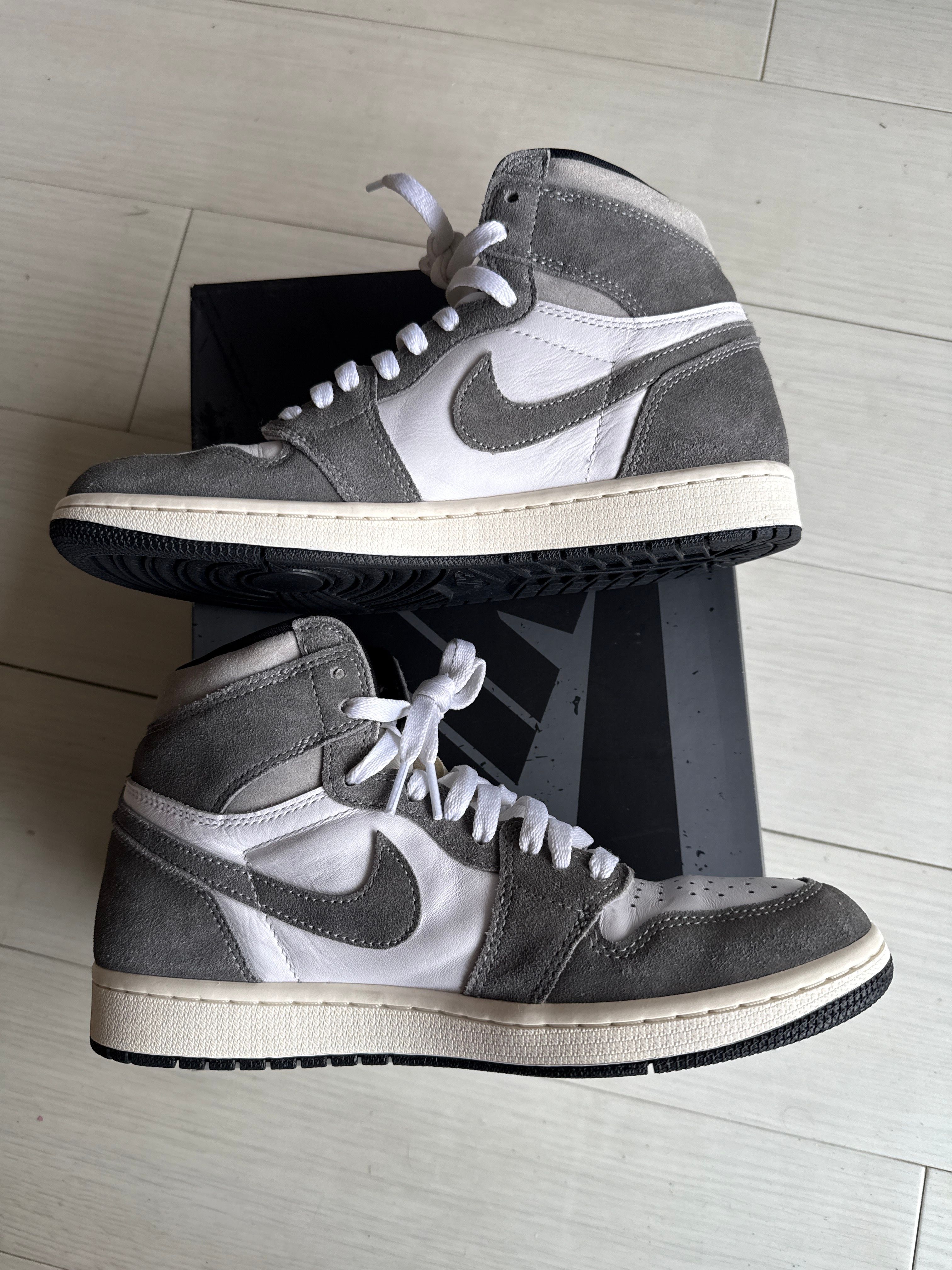 Nike Air Jordan 1 Retro High OG "Black and Smoke Grey"