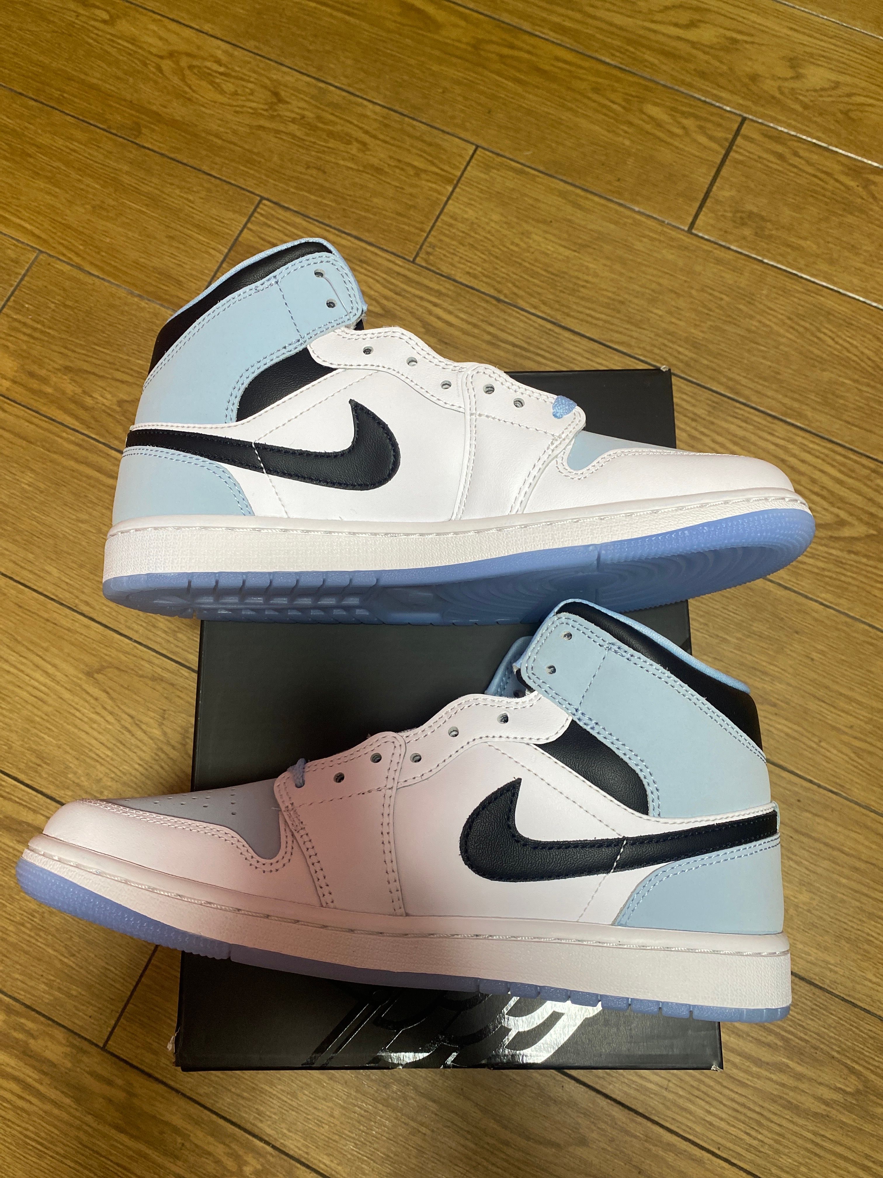 Nike Air Jordan 1 Mid "Ice Blue Nubuck"