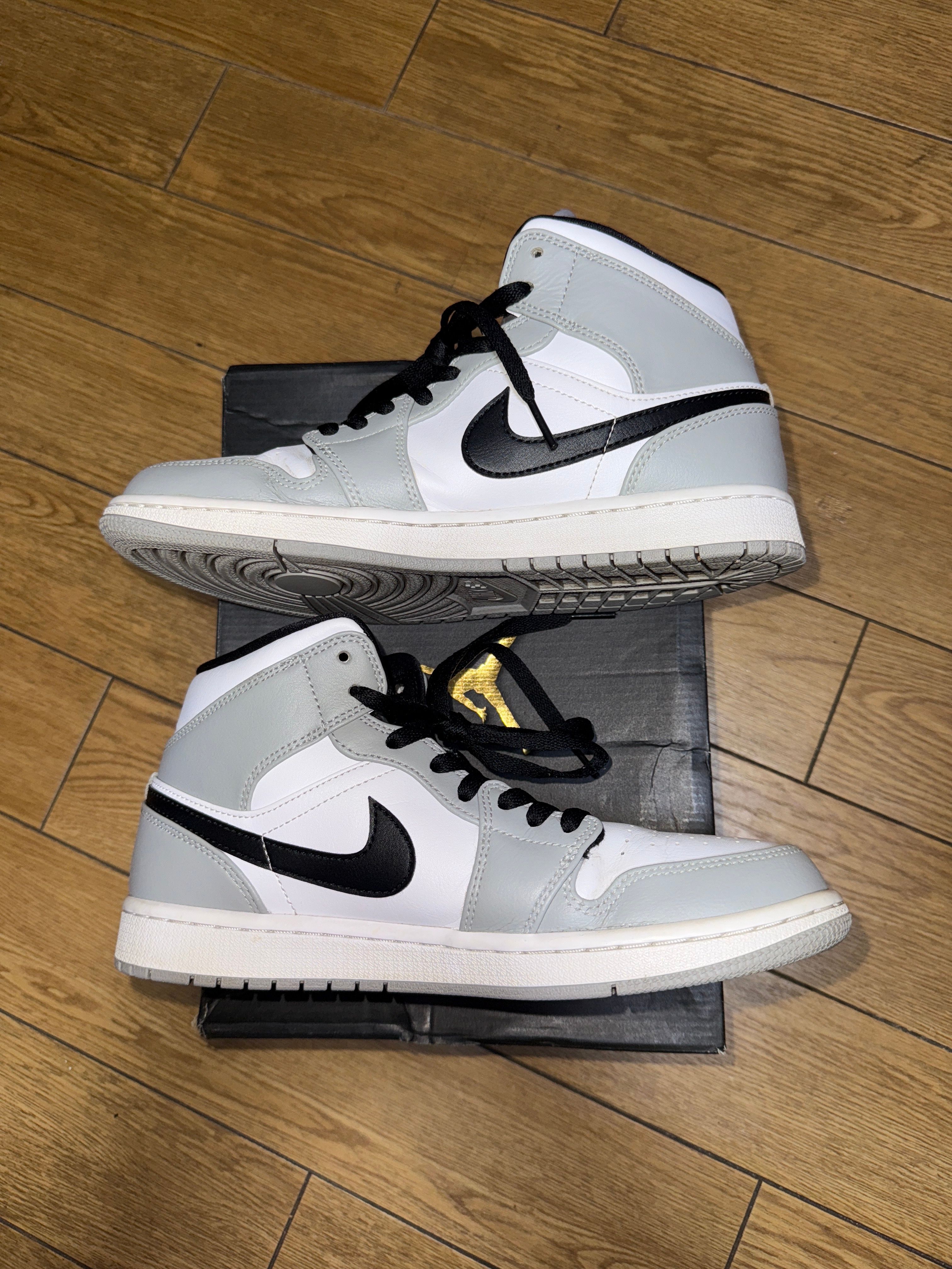 Nike Air Jordan 1 Mid "Light Smoke Grey/White/Black"