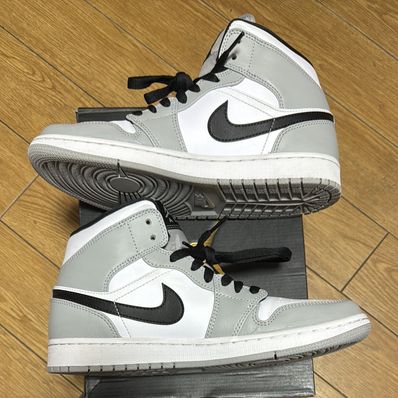 Nike Air Jordan 1 Mid "Light Smoke Grey/White/Black"