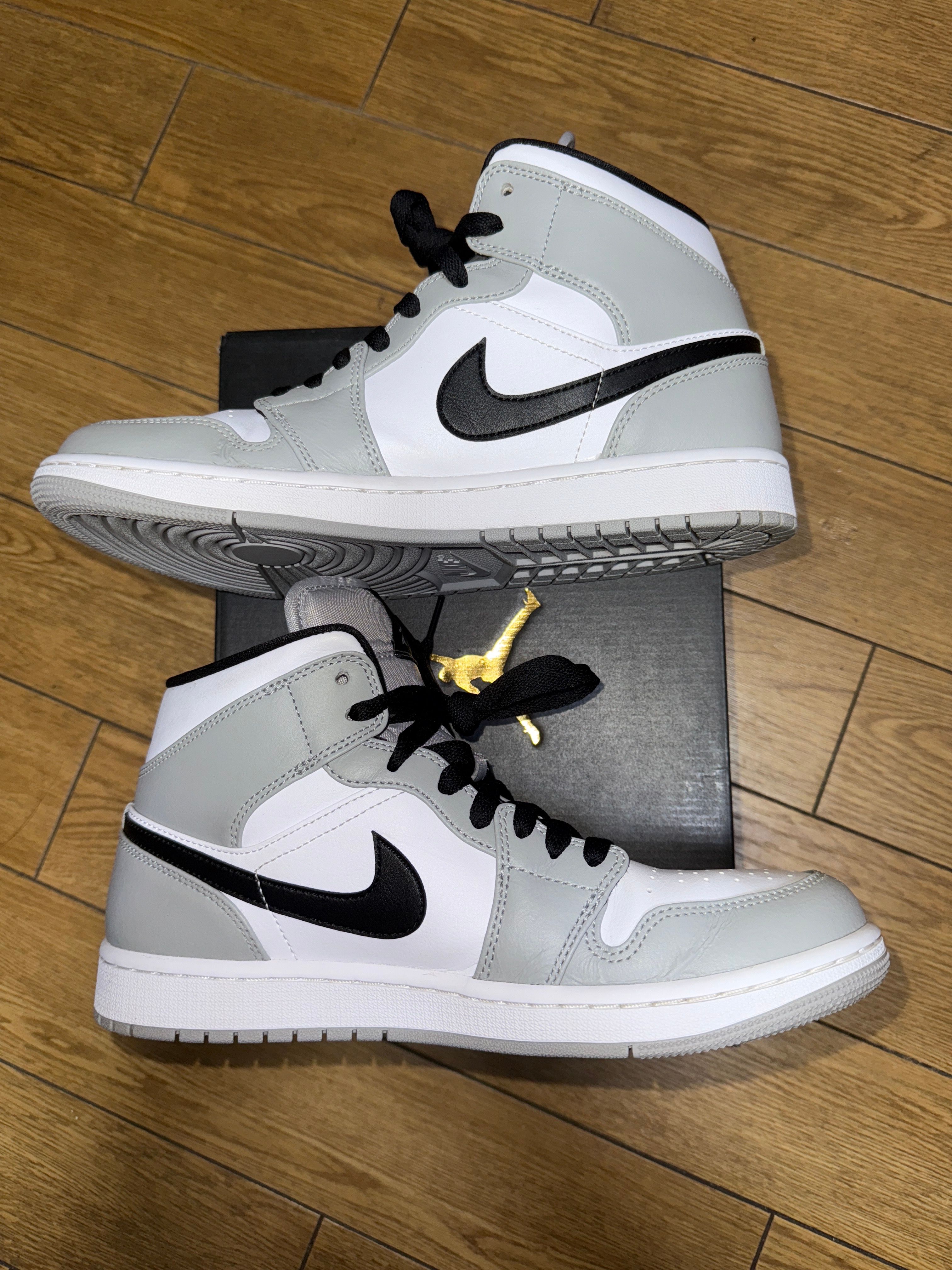 Nike Air Jordan 1 Mid "Light Smoke Grey/White/Black"