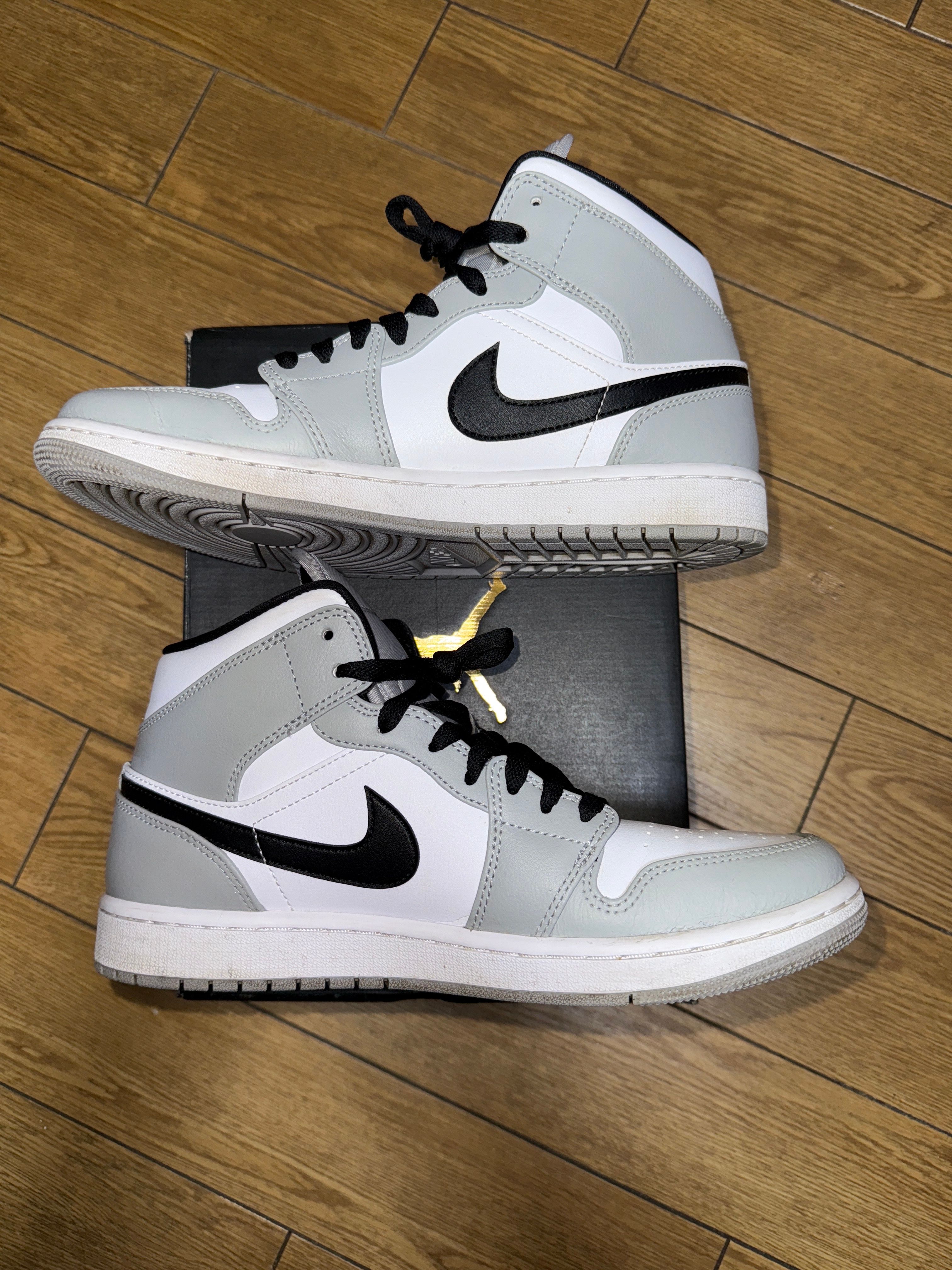 Nike Air Jordan 1 Mid "Light Smoke Grey/White/Black"