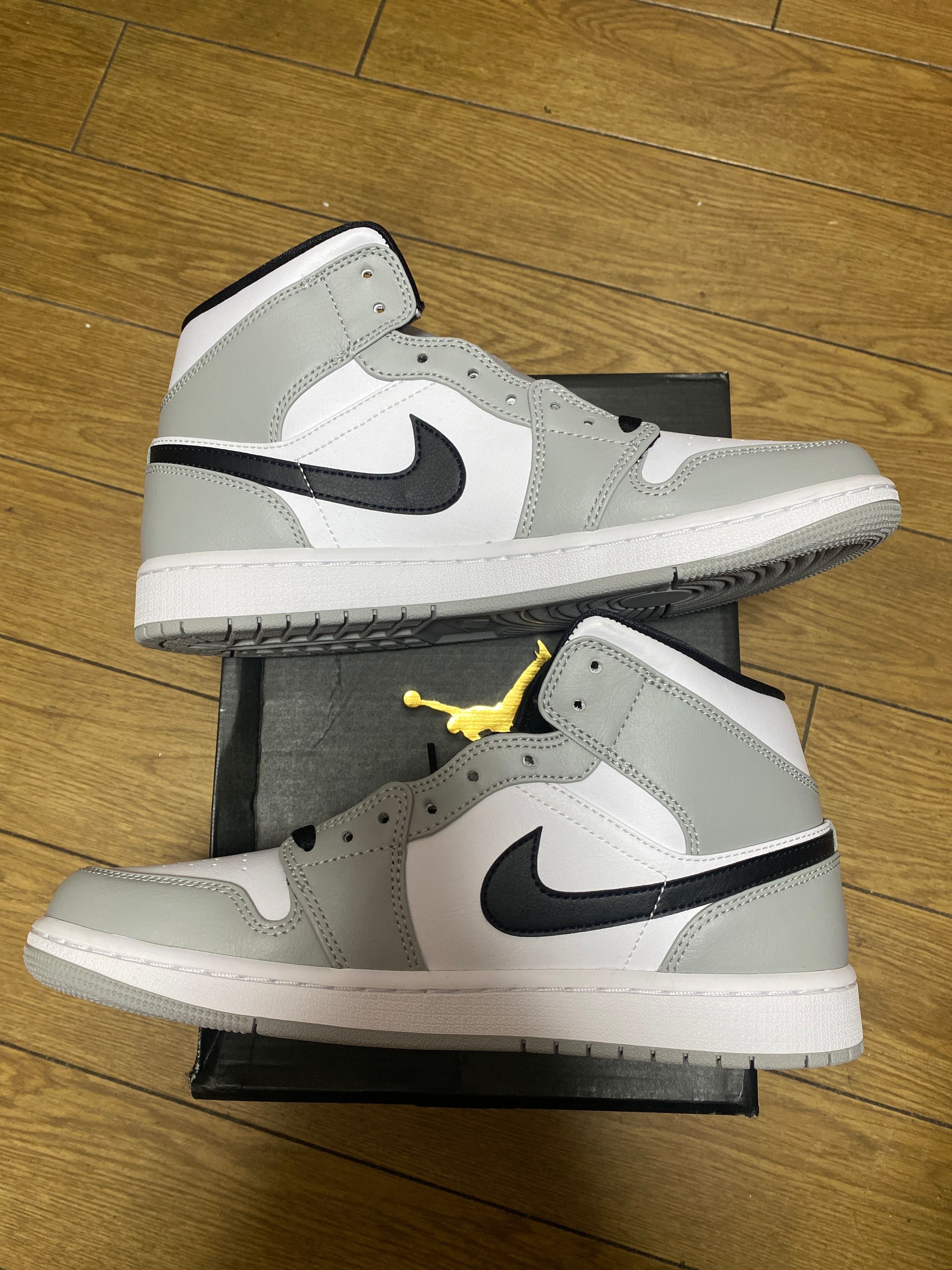 Nike Air Jordan 1 Mid "Light Smoke Grey/White/Black"