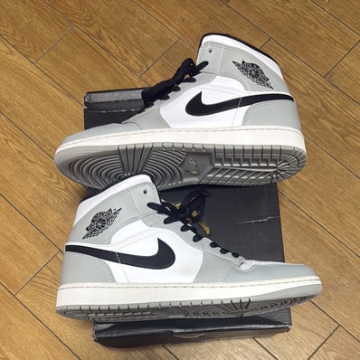 Nike Air Jordan 1 Mid "Light Smoke Grey/White/Black"