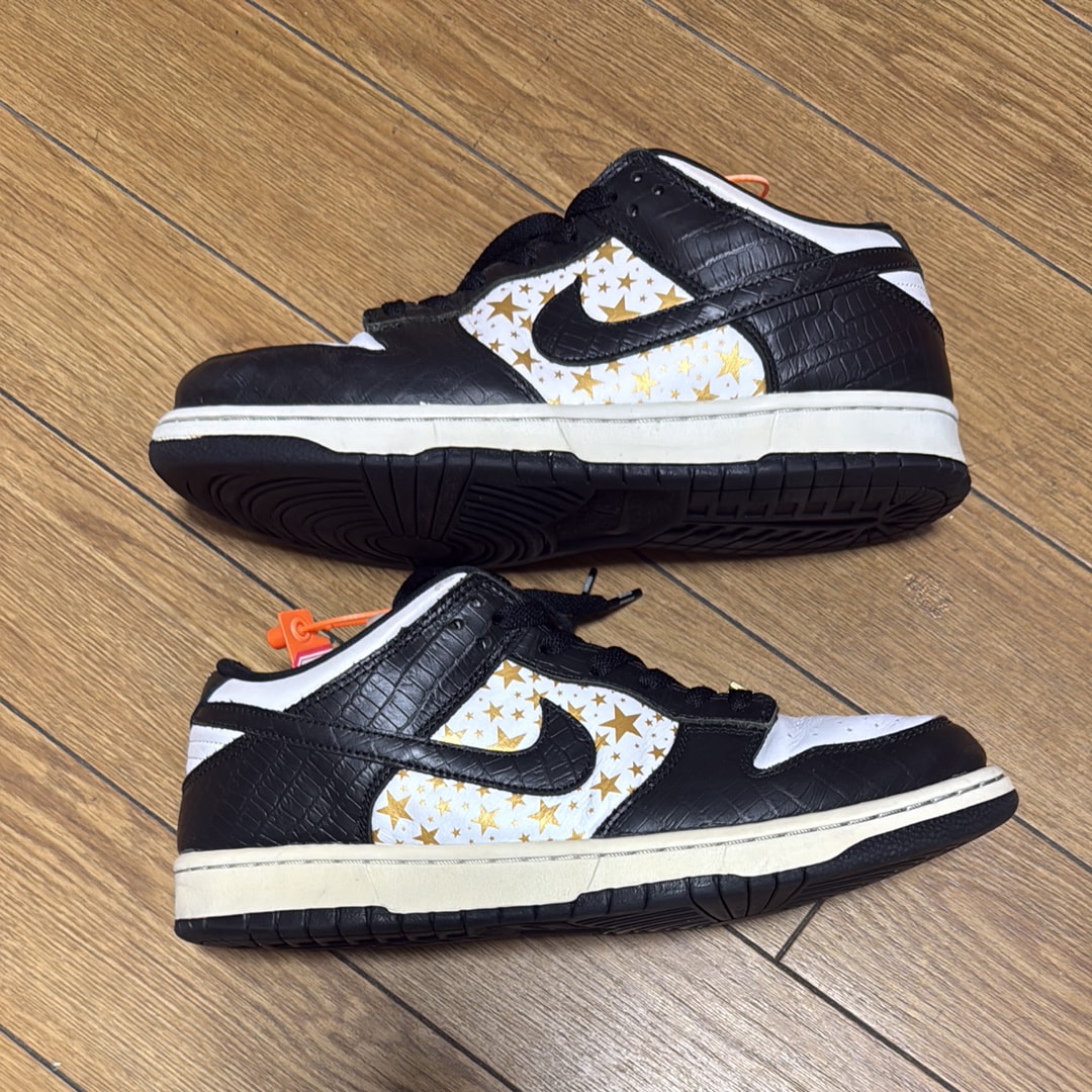 Supreme × Nike SB Dunk Low OG QS Gold Stars "White/Black"