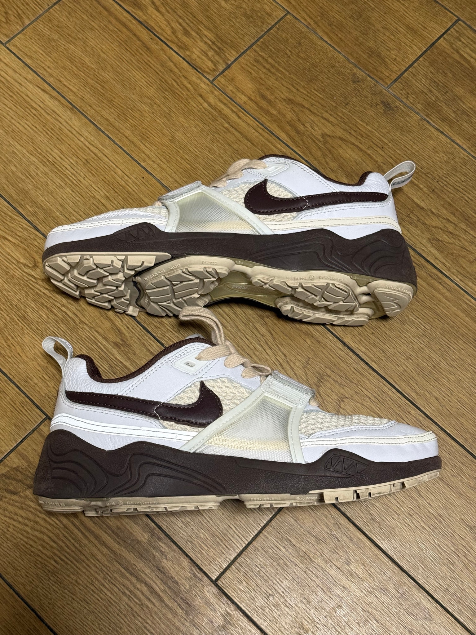 Travis Scott × Nike Zoom Field Jaxx "White and Light Chocolate"