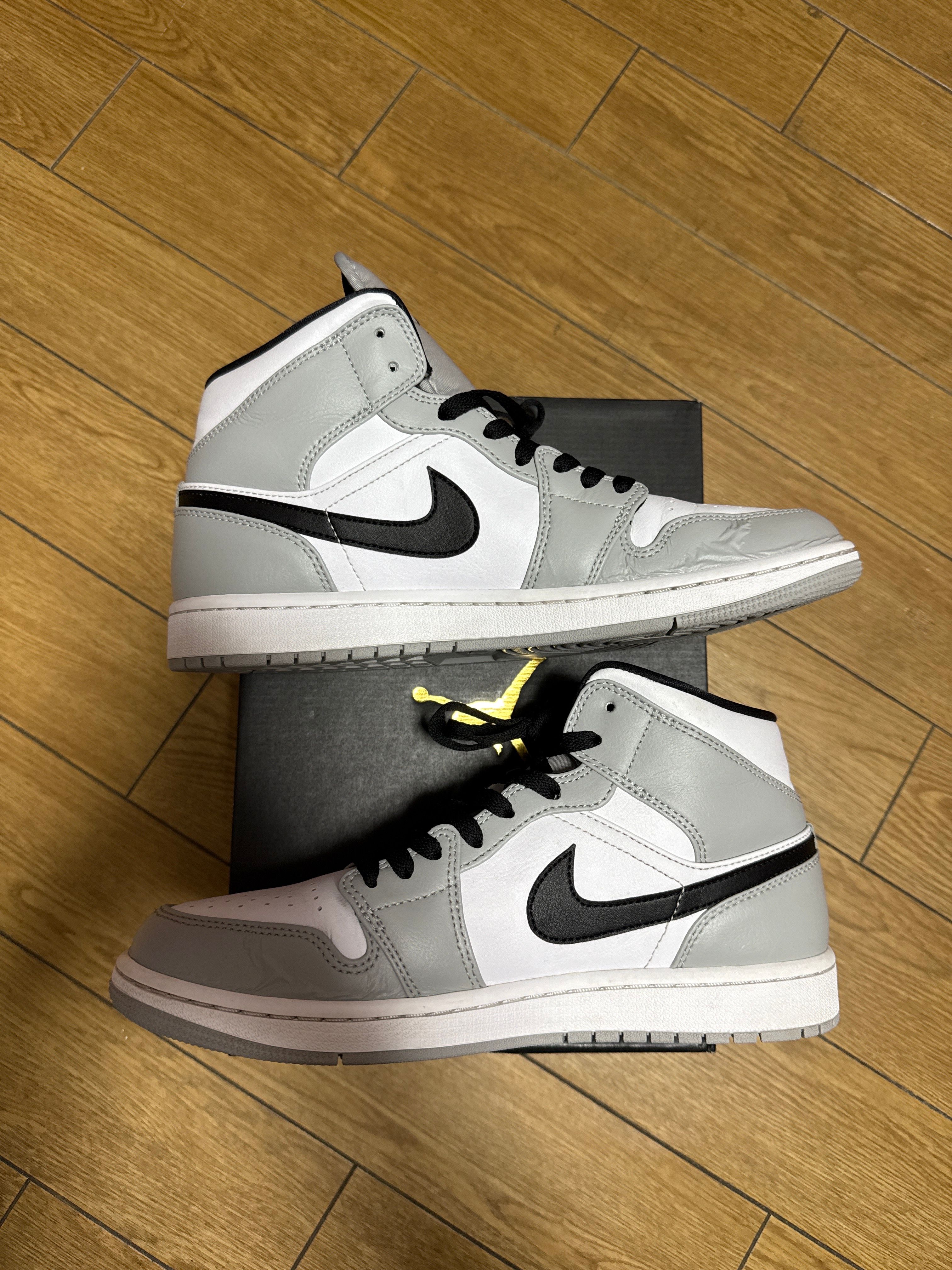 Nike Air Jordan 1 Mid "Light Smoke Grey/White/Black"