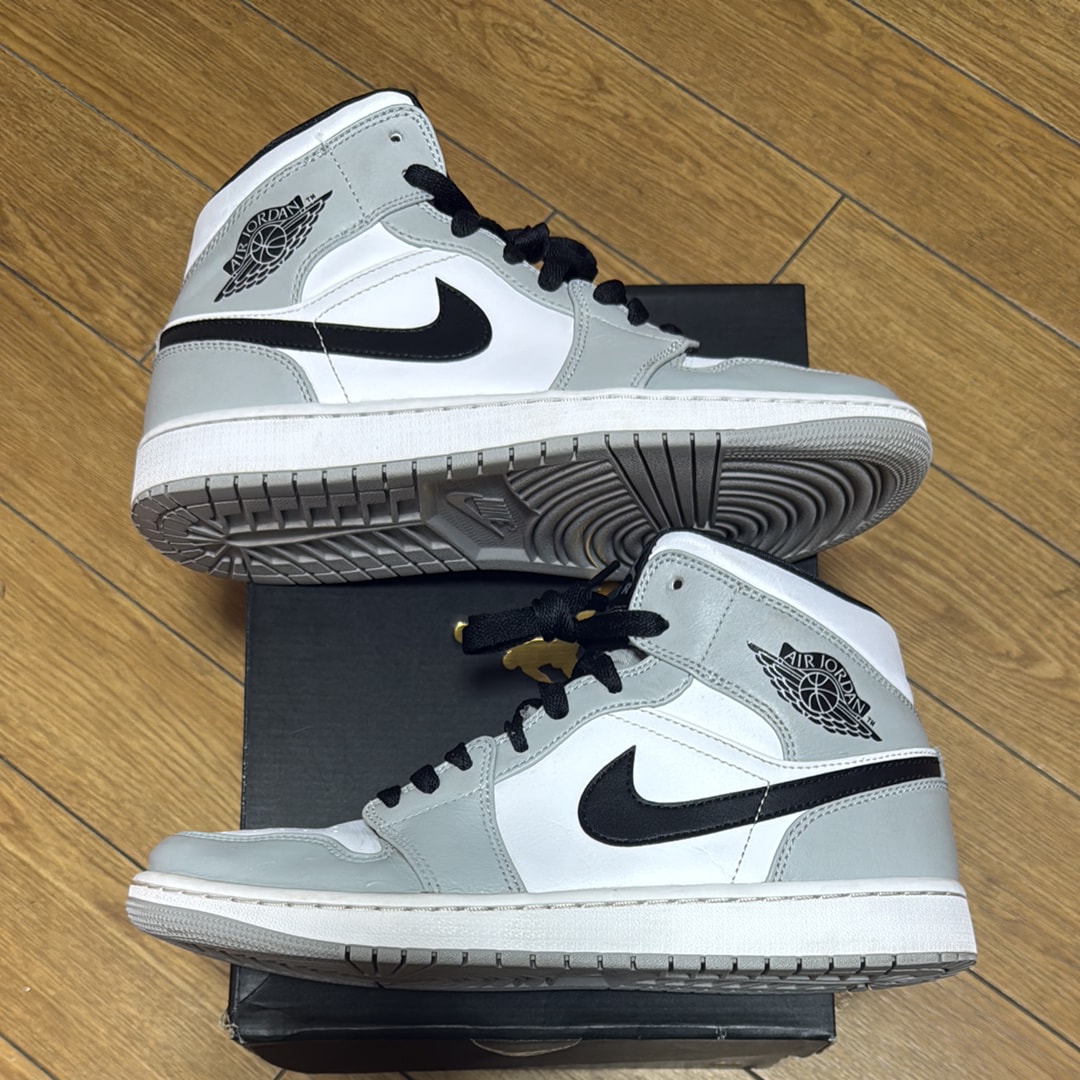 Nike Air Jordan 1 Mid "Light Smoke Grey/White/Black"