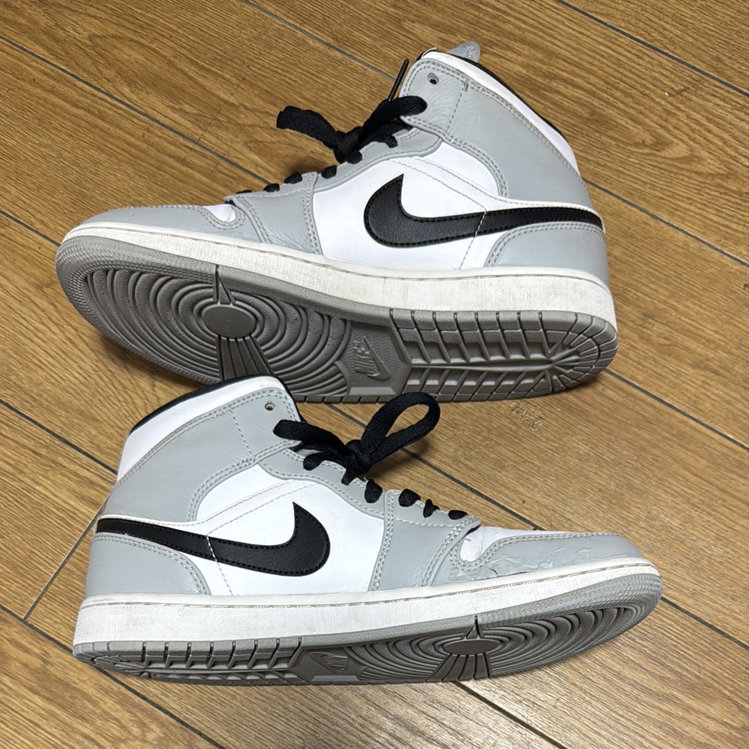 Nike Air Jordan 1 Mid "Light Smoke Grey/White/Black"