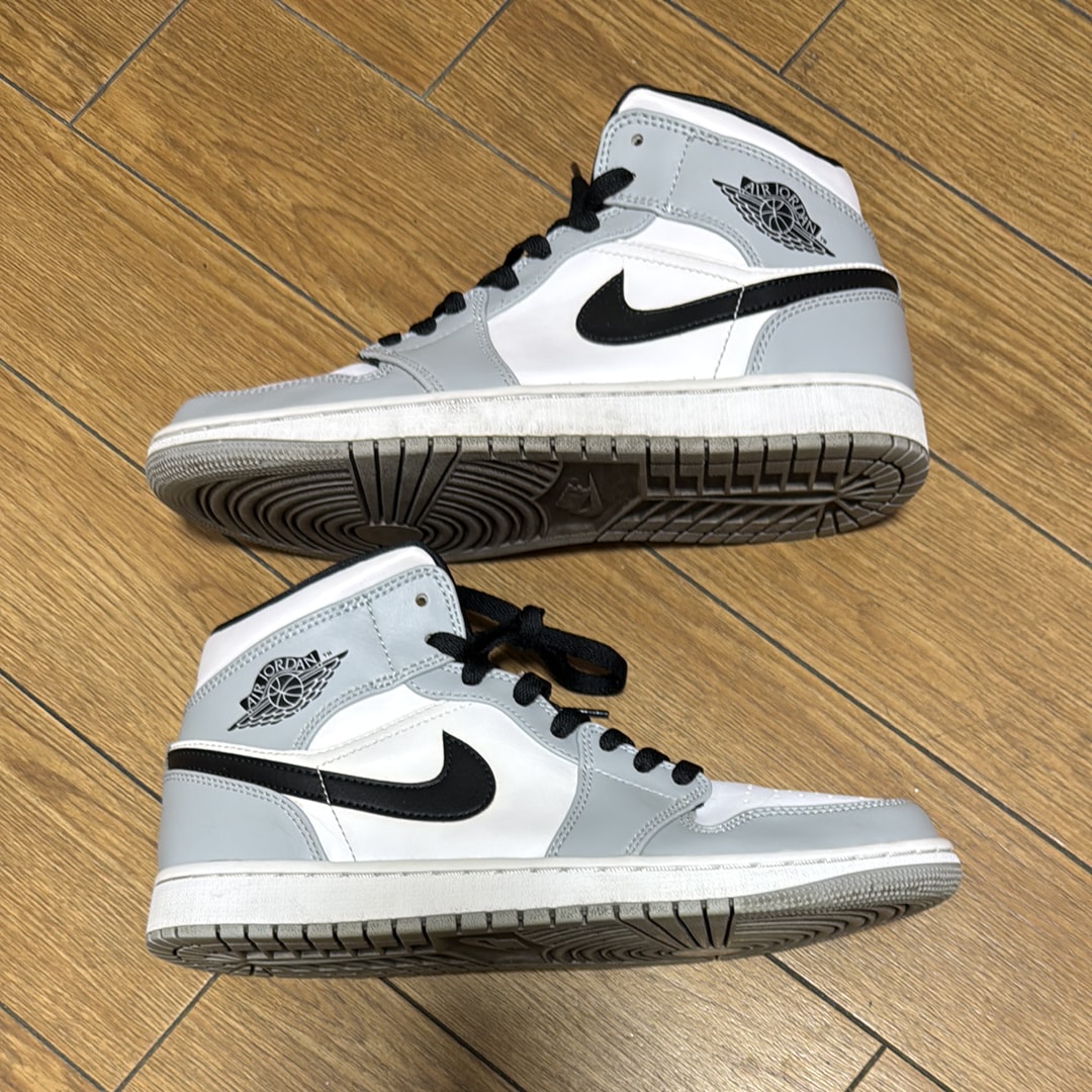 Nike Air Jordan 1 Mid "Light Smoke Grey/White/Black"