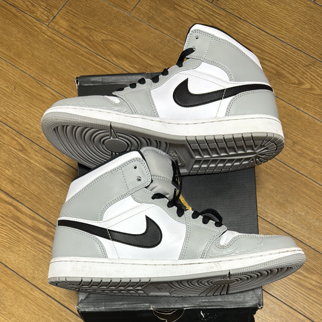 Nike Air Jordan 1 Mid "Light Smoke Grey/White/Black"