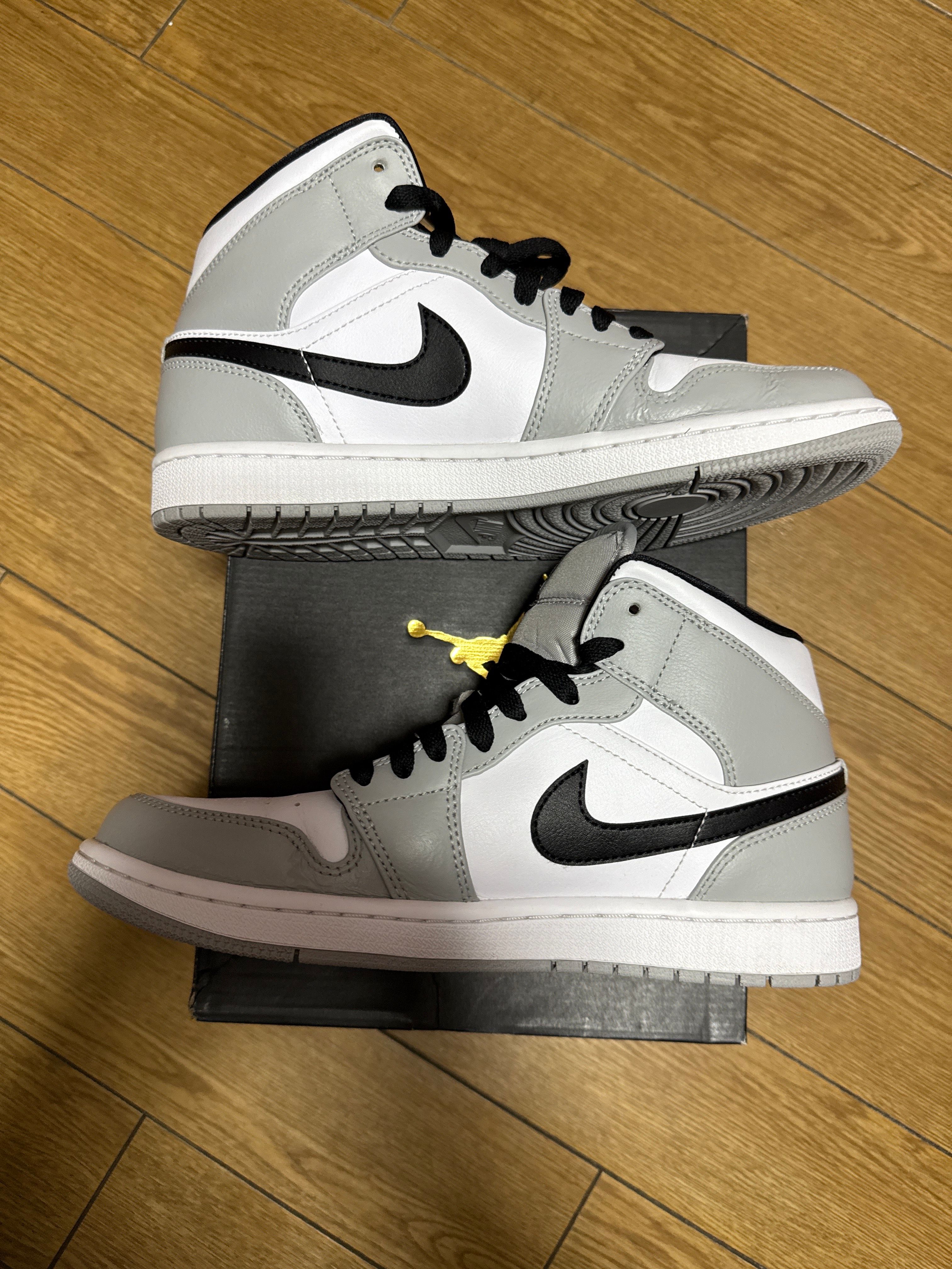Nike Air Jordan 1 Mid "Light Smoke Grey/White/Black"