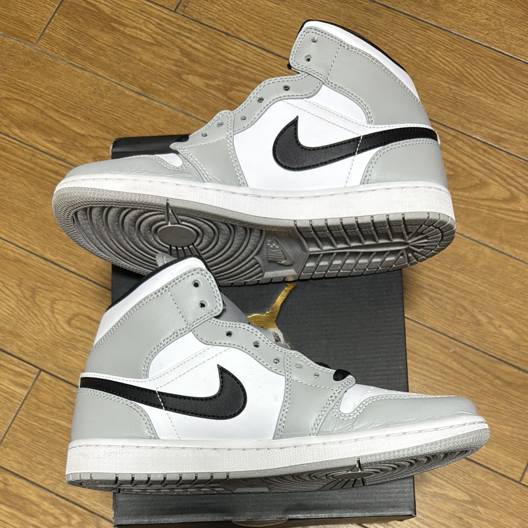 ナイキ エアジョーダン1 ミッド "ライトスモークグレー/ホワイト/ブラック"