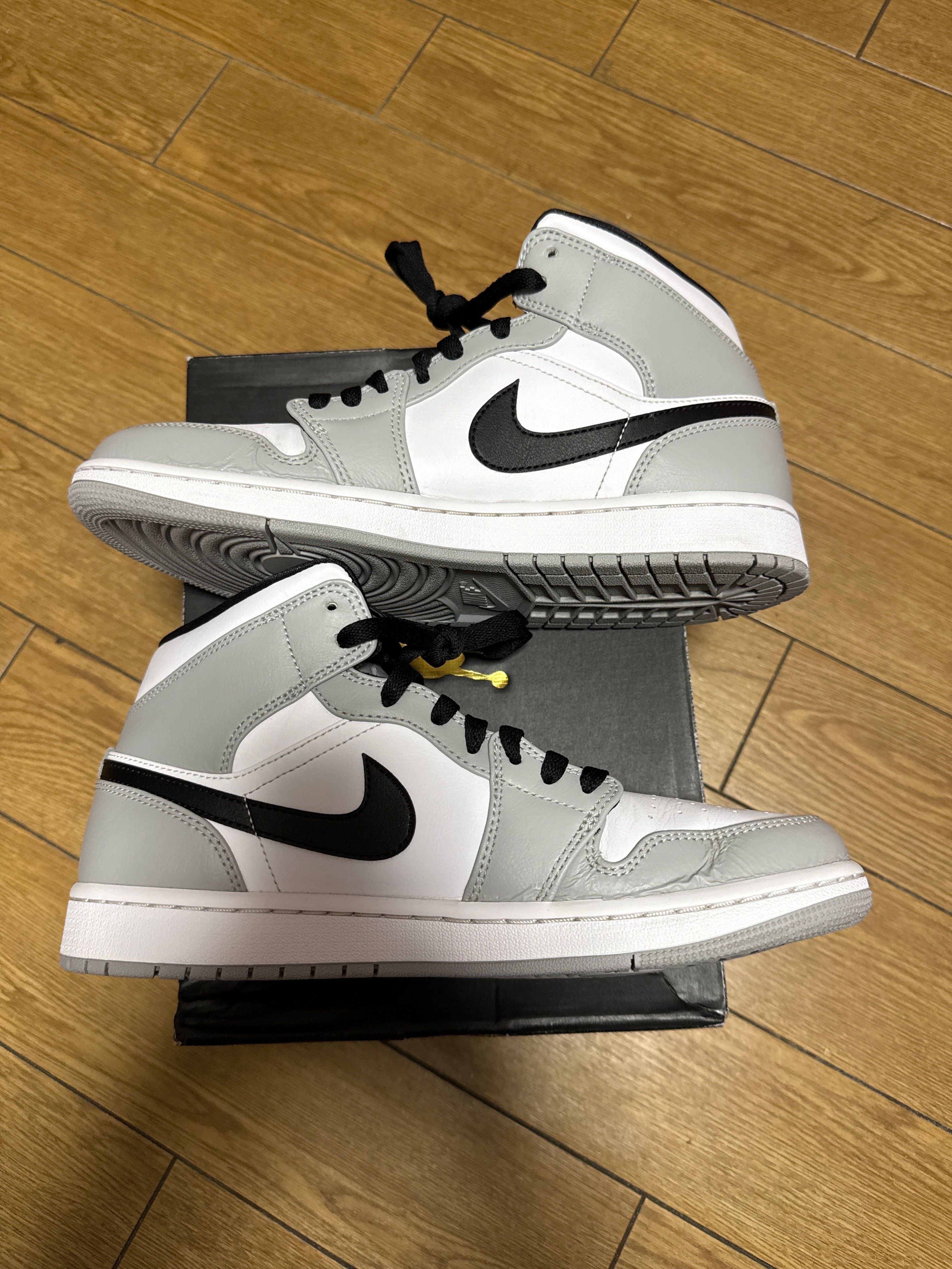 Nike Air Jordan 1 Mid "Light Smoke Grey/White/Black"