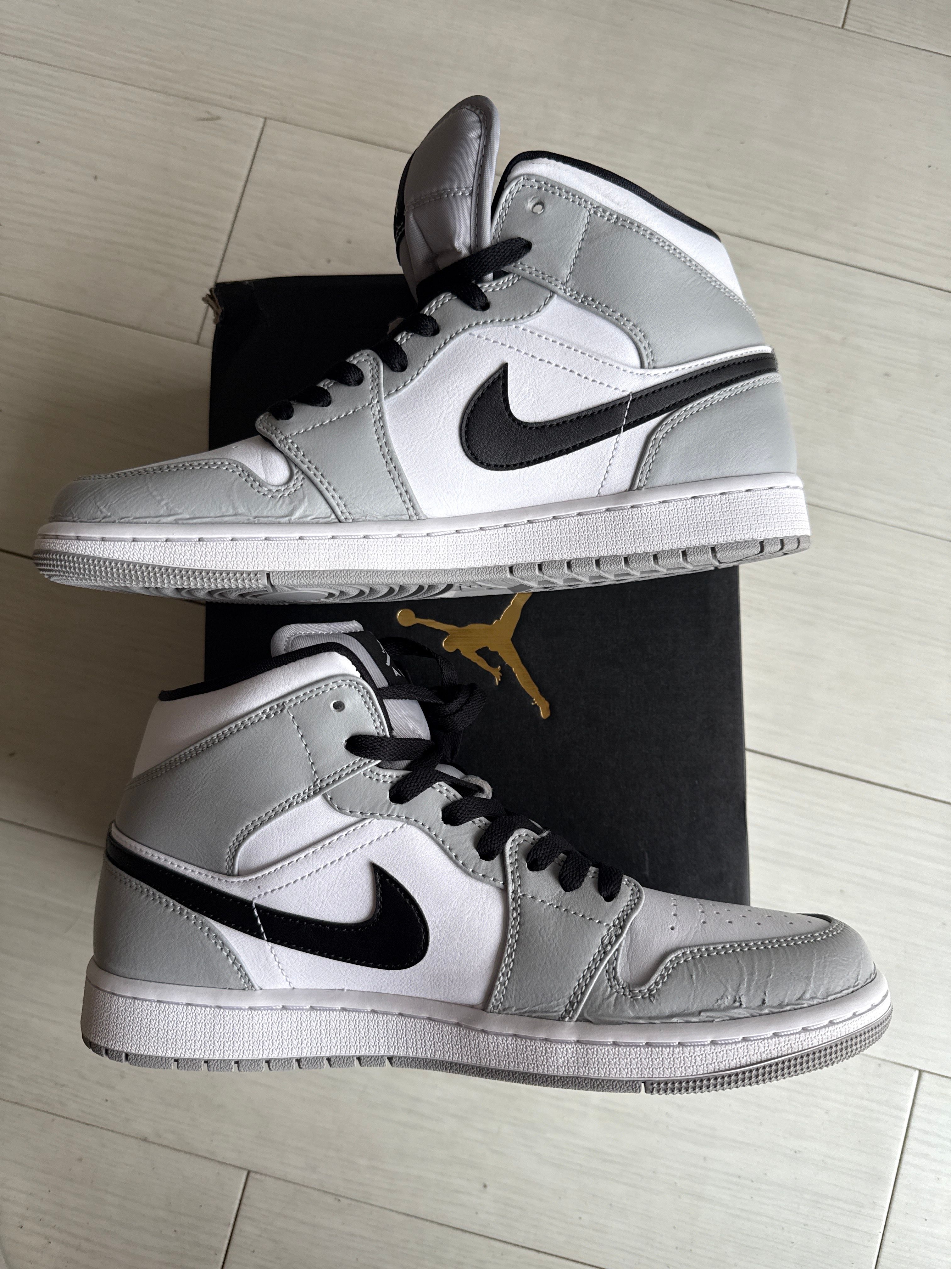 Nike Air Jordan 1 Mid "Light Smoke Grey/White/Black"
