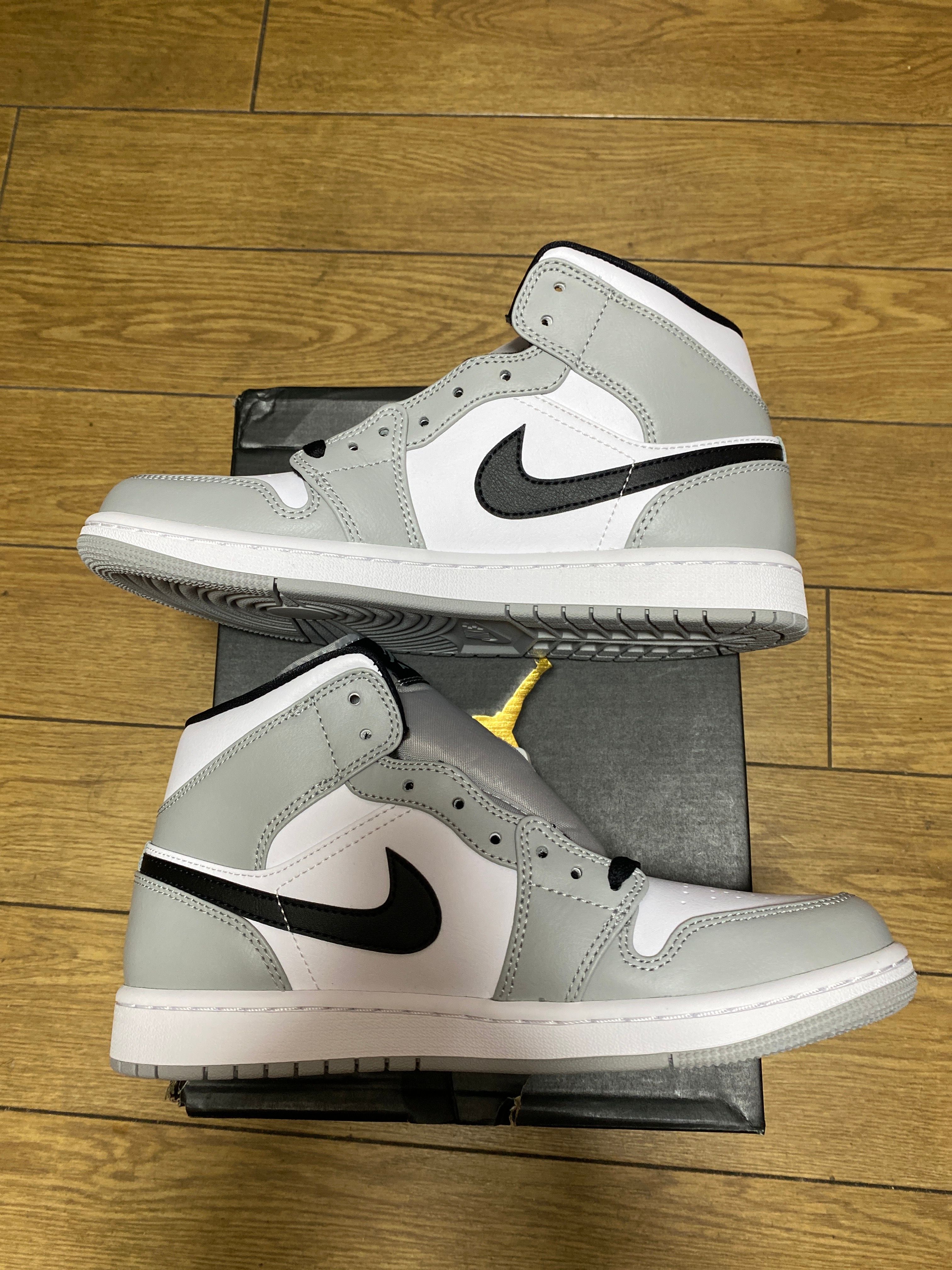 Nike Air Jordan 1 Mid "Light Smoke Grey/White/Black"