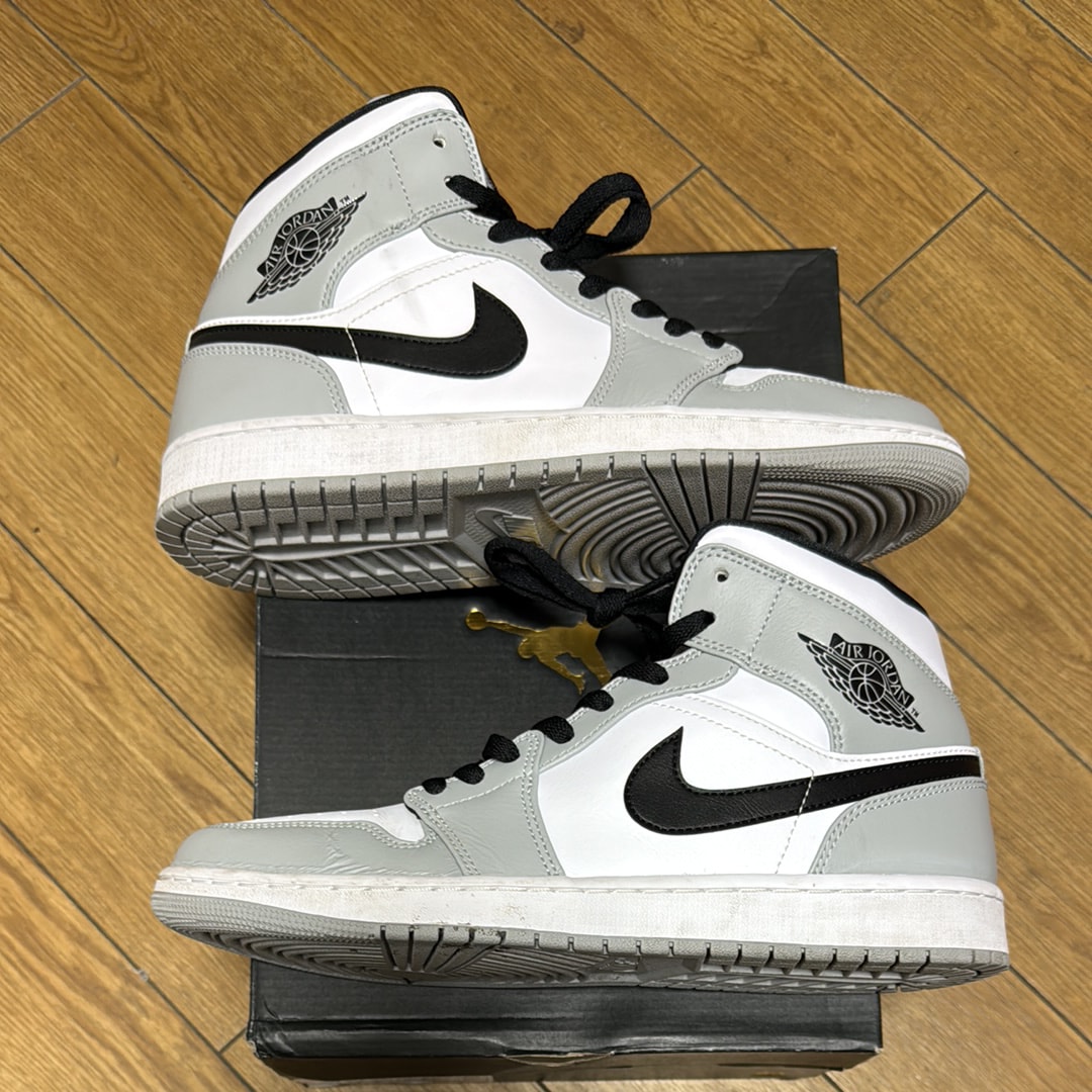 Nike Air Jordan 1 Mid "Light Smoke Grey/White/Black"