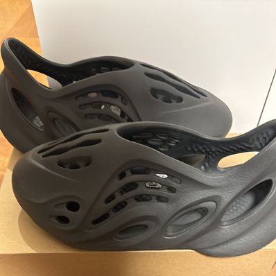 adidas YEEZY Foam Runner "Carbon"