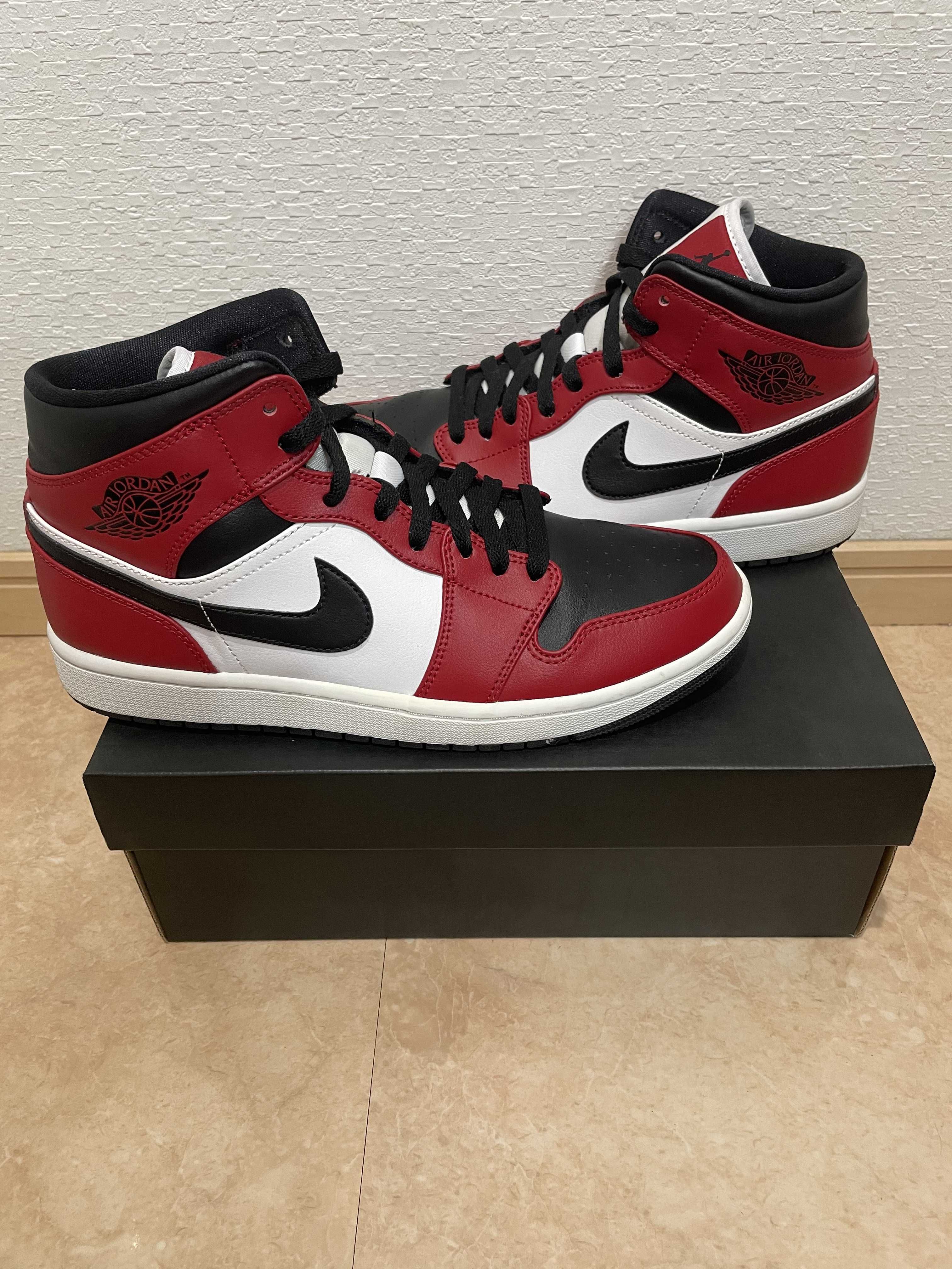 Nike Air Jordan 1 Mid "Chicago Black Toe"