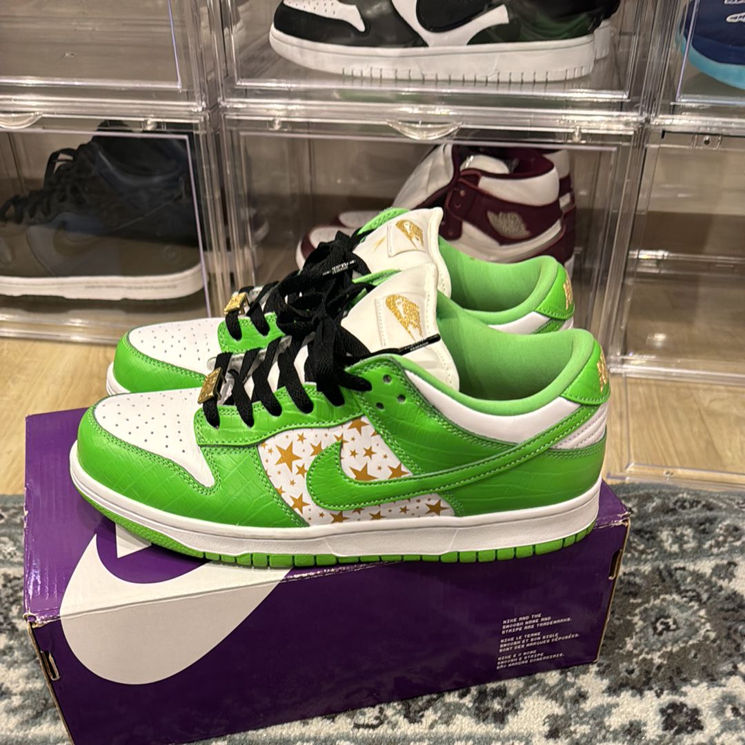 Supreme × Nike SB Dunk Low OG QS Gold Stars 