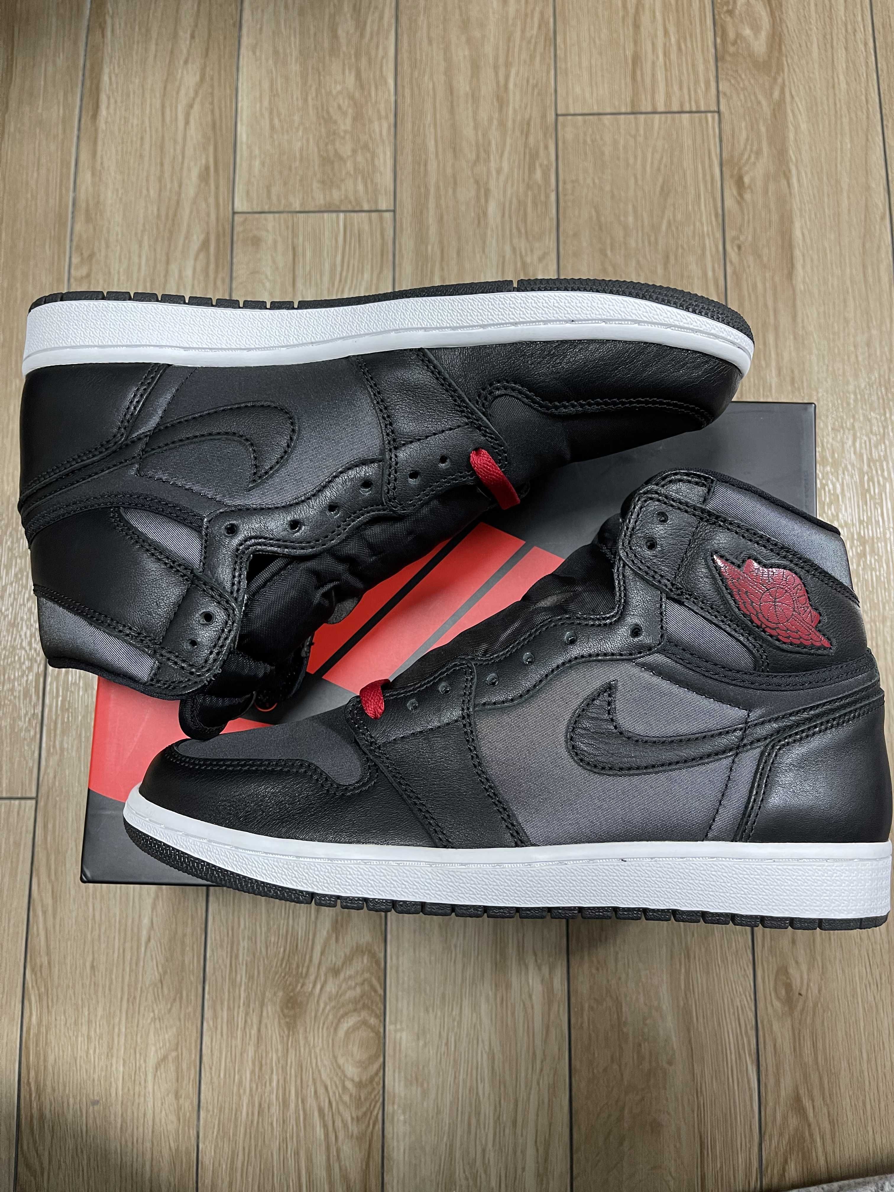 Nike Air Jordan 1 Retro High OG "Black/Metallic Silver/Gym Red"