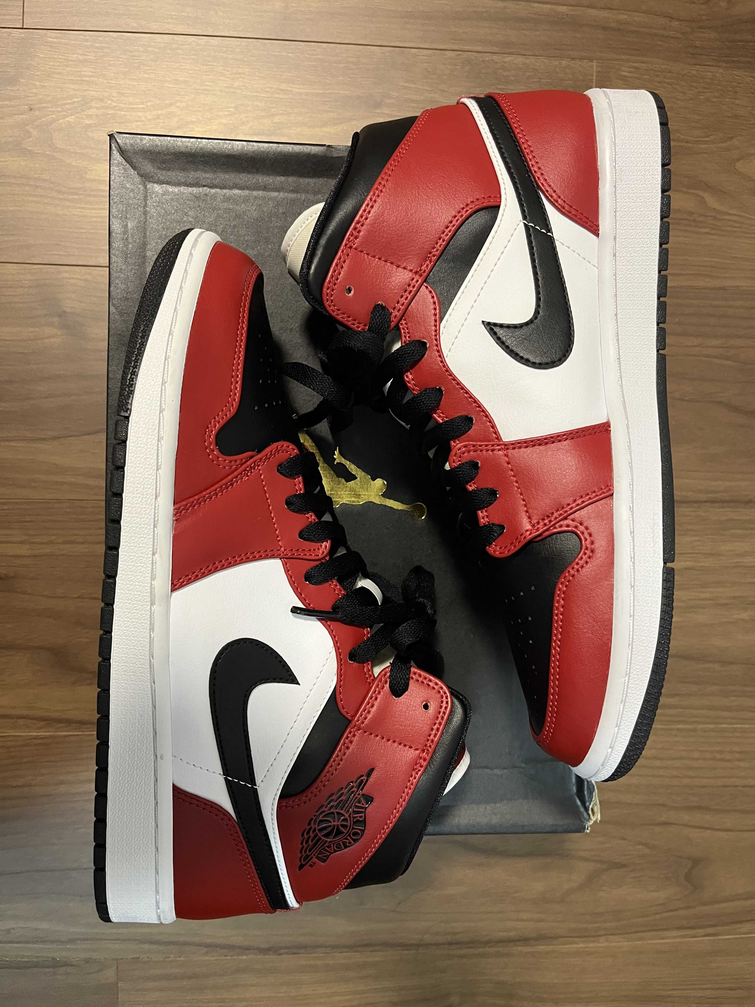 Nike Air Jordan 1 Mid "Chicago Black Toe"