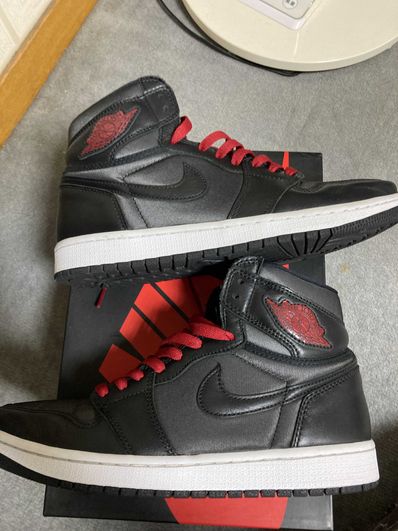 Nike Air Jordan 1 Retro High OG "Black/Metallic Silver/Gym Red"