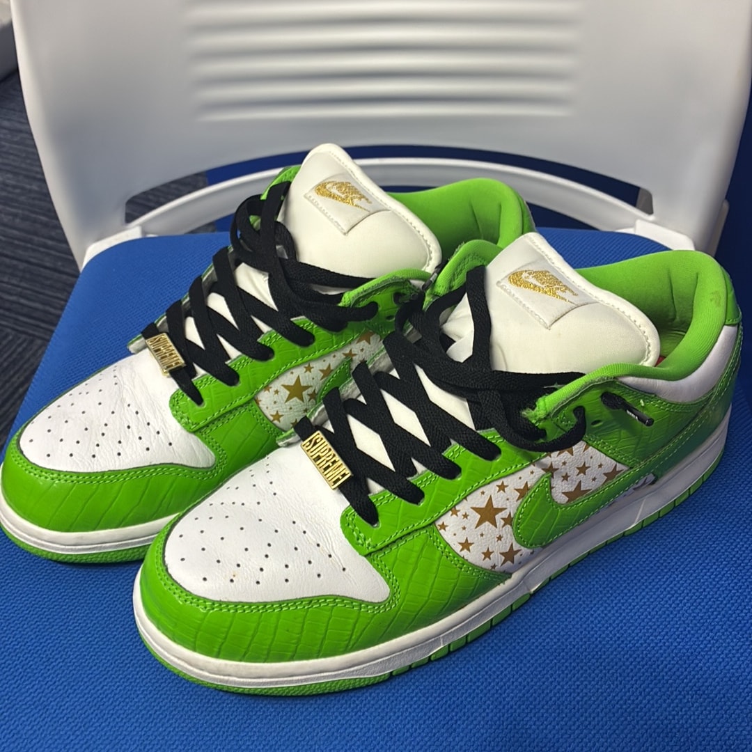 Supreme × Nike SB Dunk Low OG QS Gold Stars "White/Mean Green"