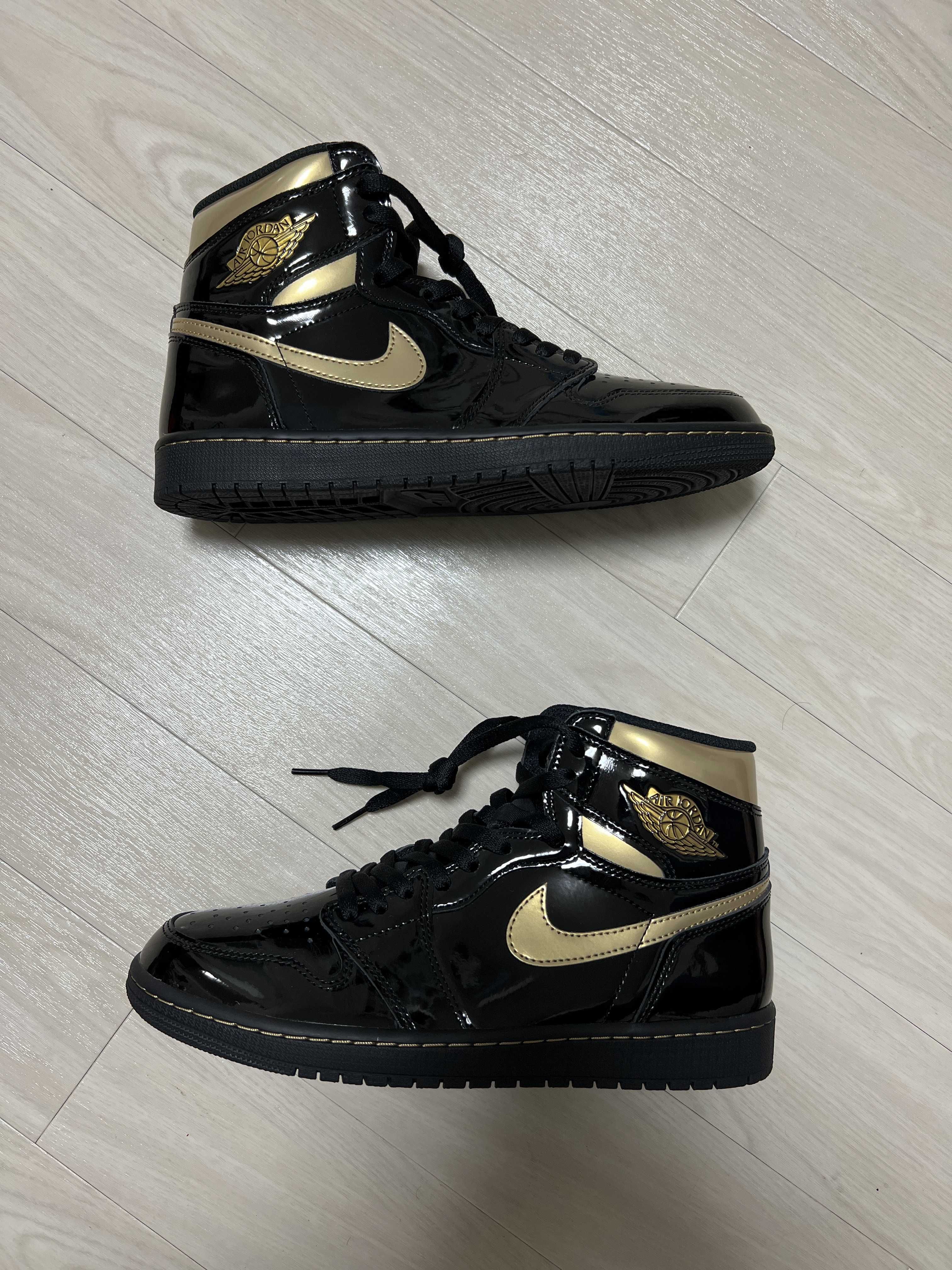 Nike Air Jordan 1 High OG "Black-Metalic Gold"