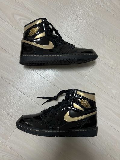 Nike Air Jordan 1 High OG "Black-Metalic Gold"