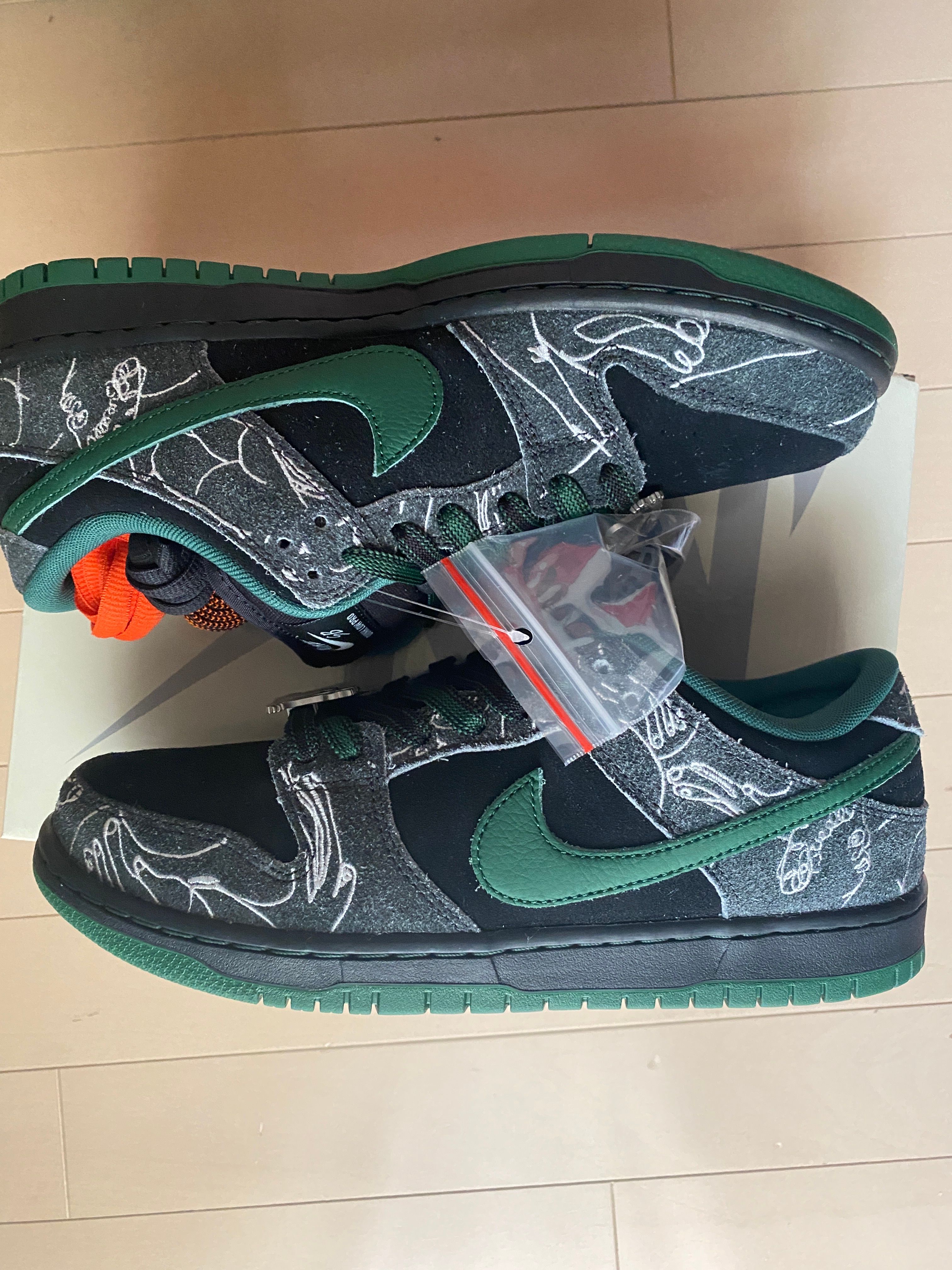 There Skateboards × Nike SB Dunk Low Pro "Anthracite and Gorge Green"