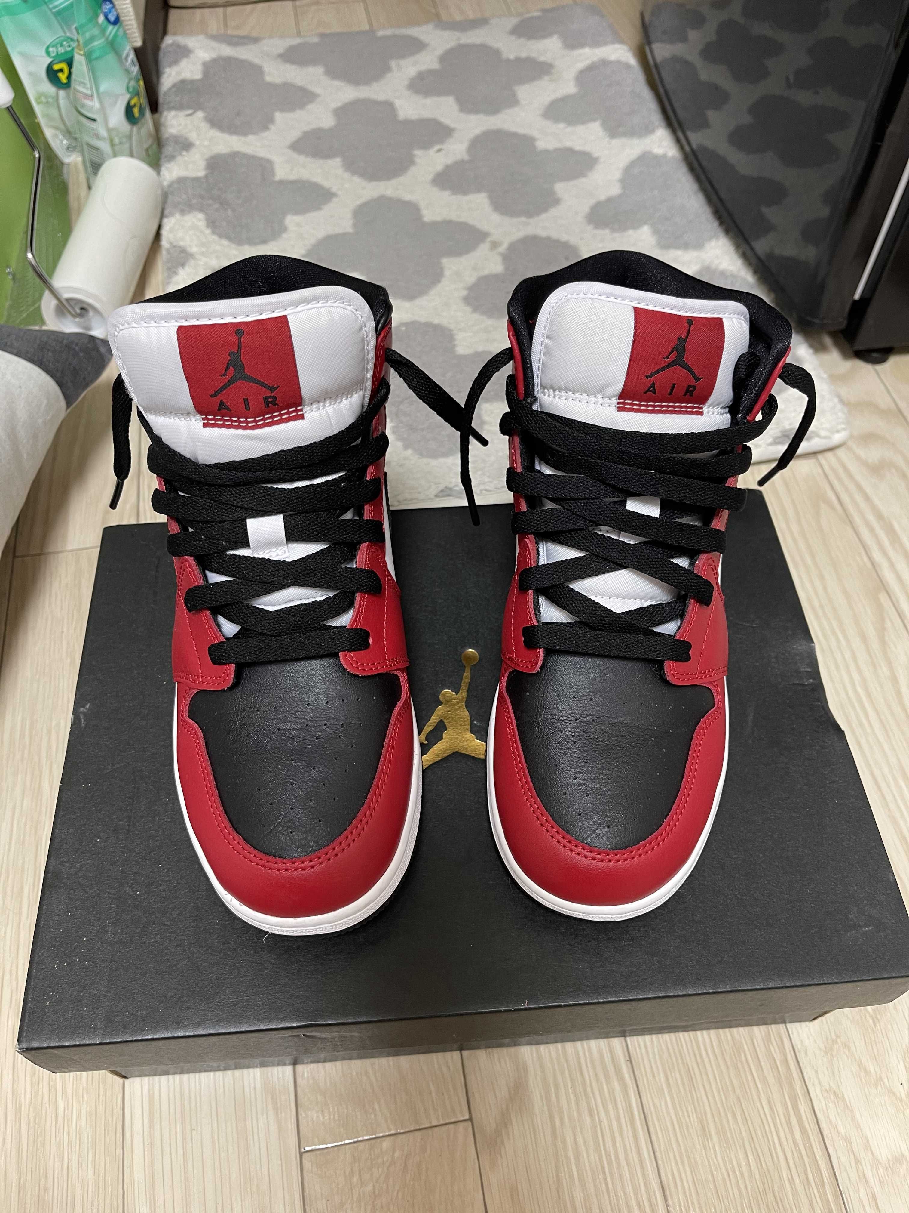 Nike Air Jordan 1 Mid "Chicago Black Toe"