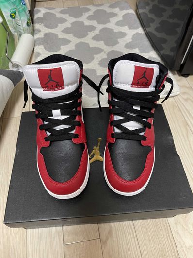 Nike Air Jordan 1 Mid "Chicago Black Toe"