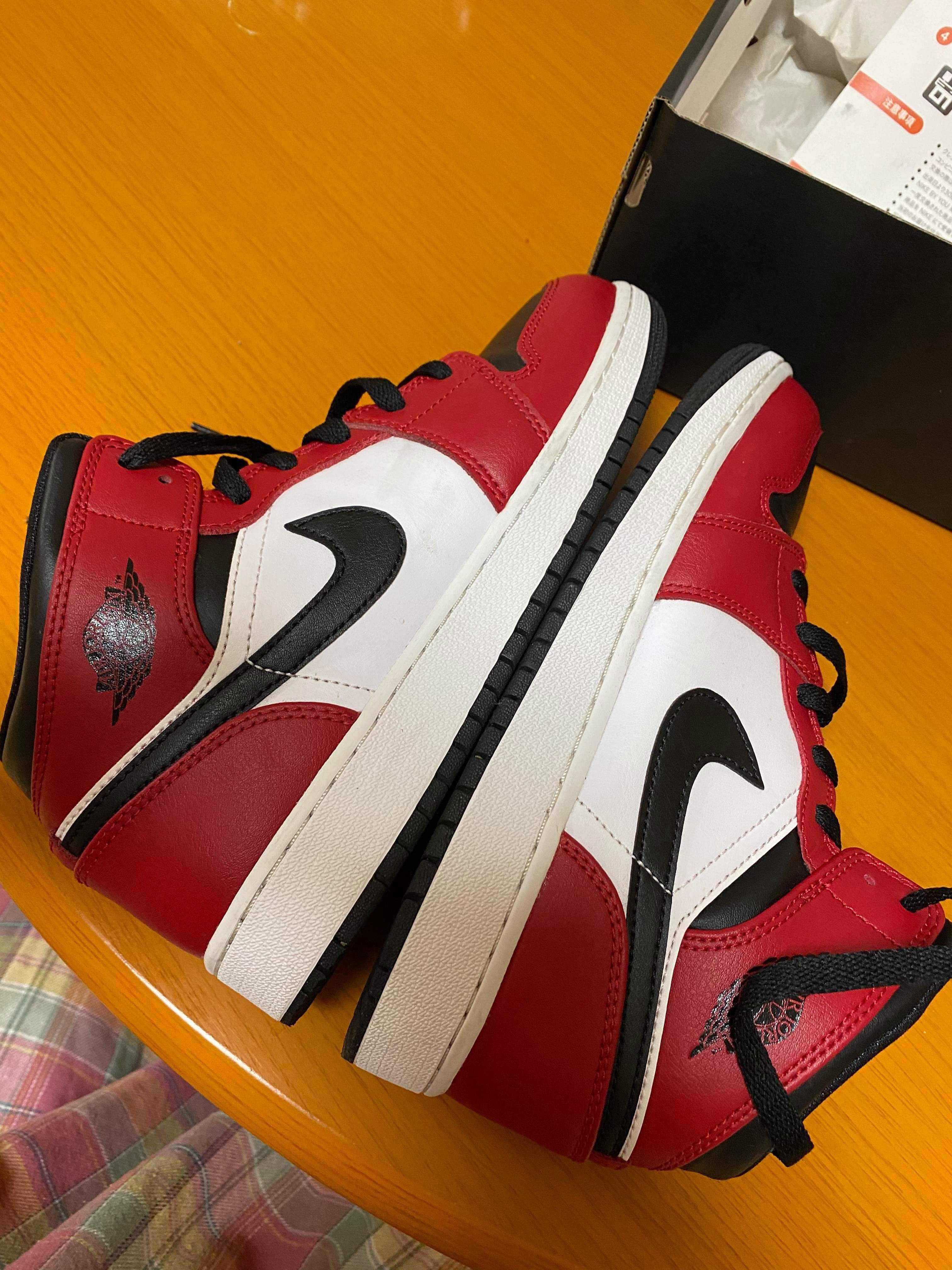 Nike Air Jordan 1 Mid "Chicago Black Toe"