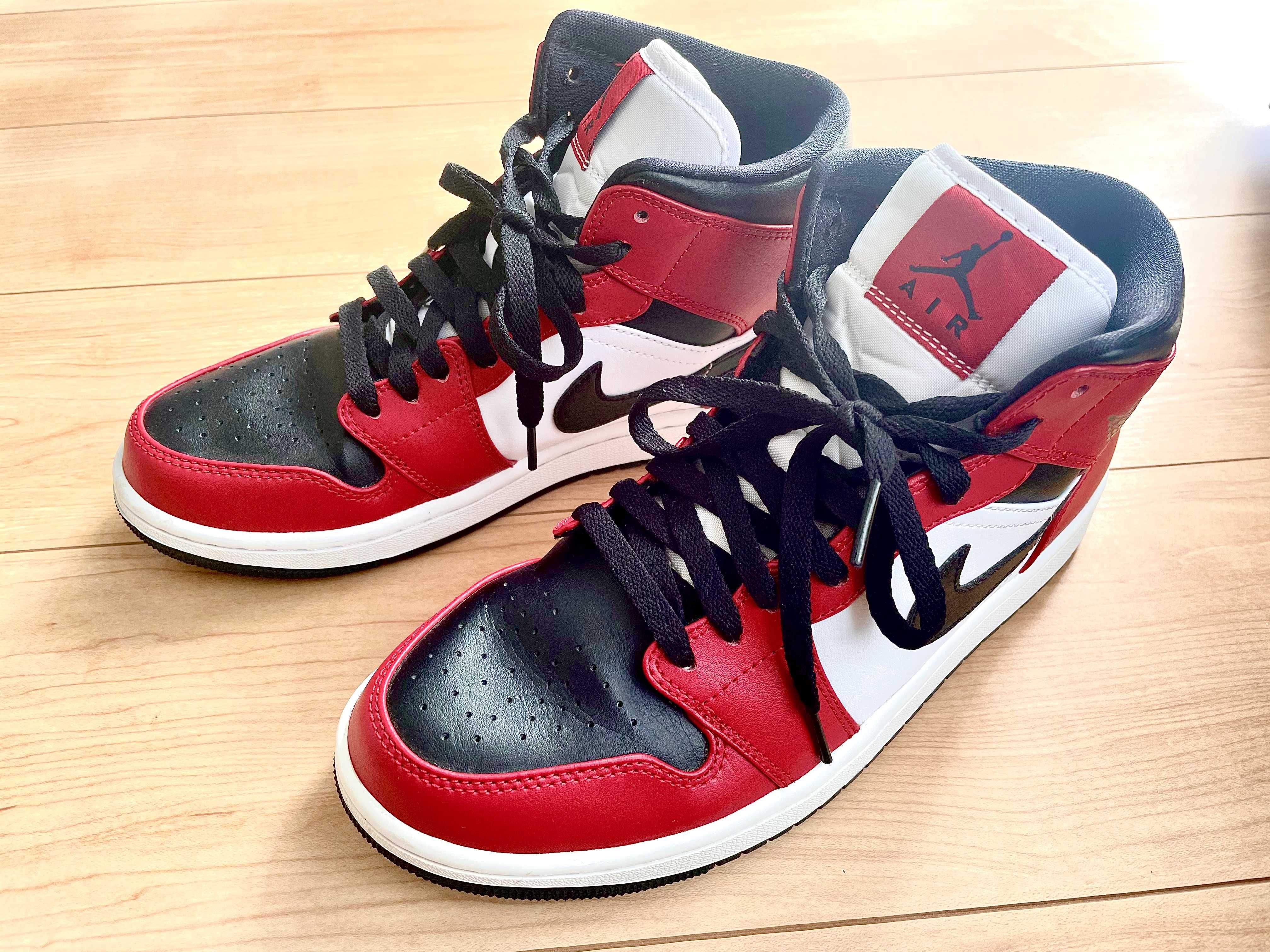 Nike Air Jordan 1 Mid "Chicago Black Toe"