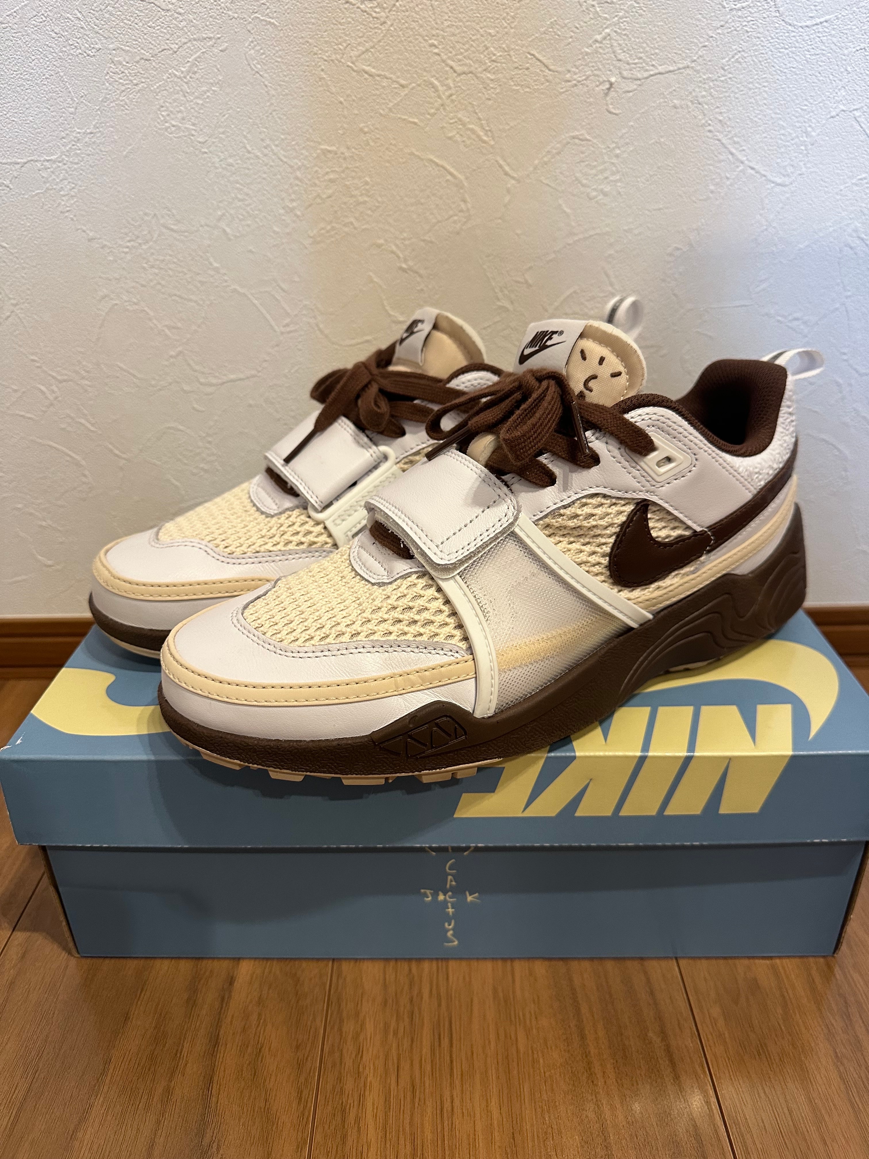 トラヴィススコット × ナイキ ズームフィールドジャックス "ホワイトアンドライトチョコレート"