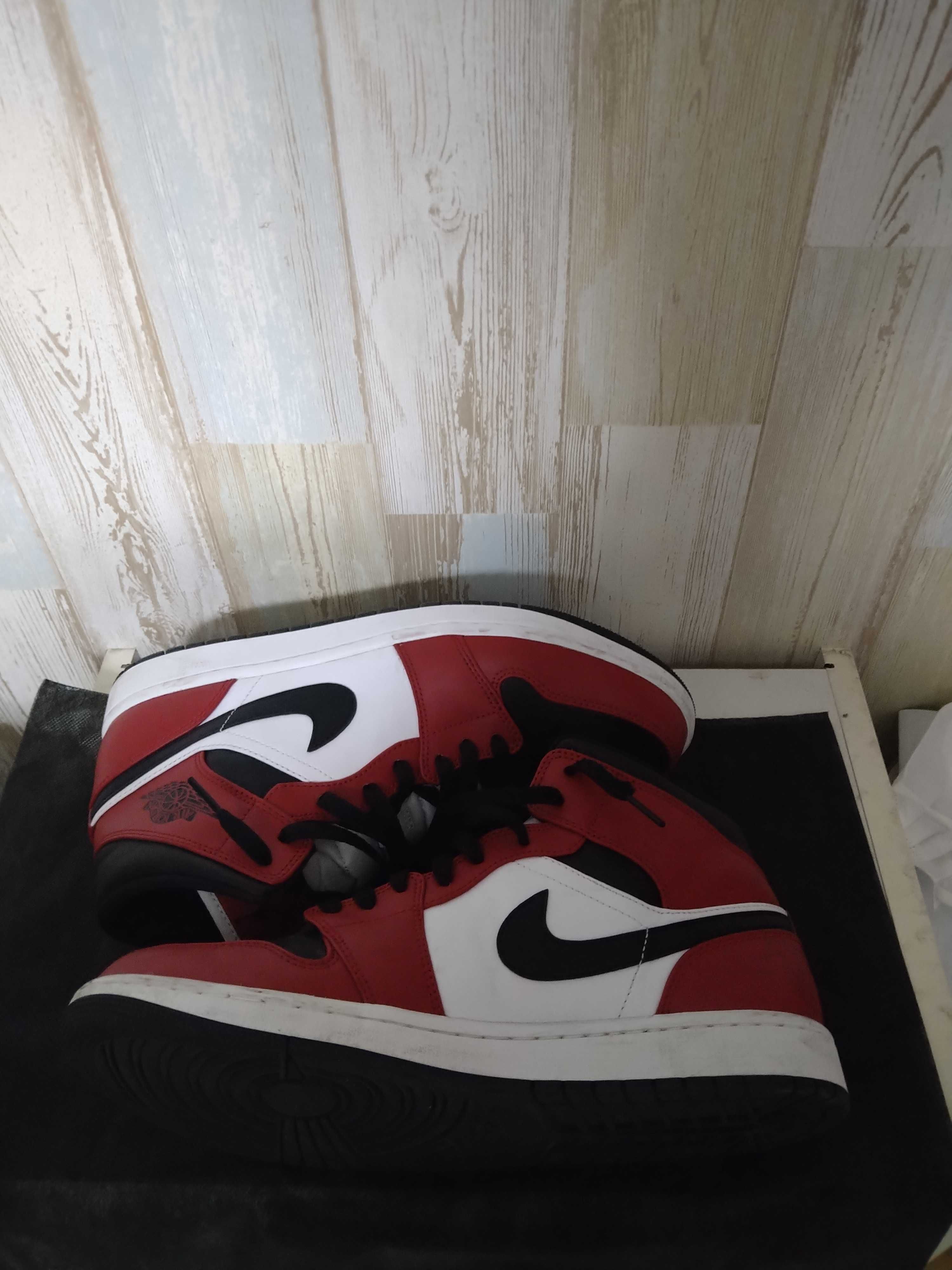 Nike Air Jordan 1 Mid "Chicago Black Toe"