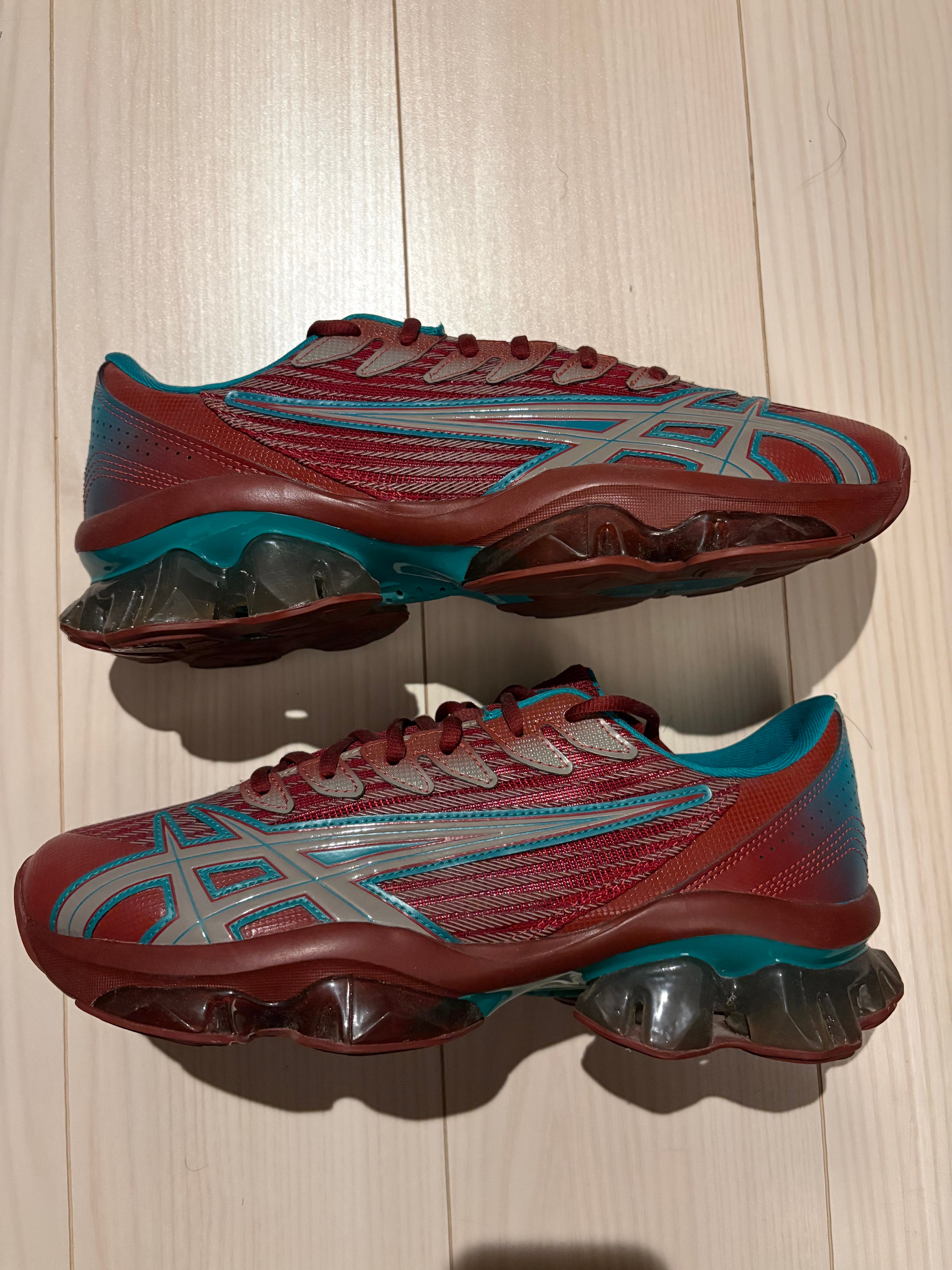 キココスタディノフ × アシックス ゲルクォンタム レヴィトラック "ファイヤードブリック"