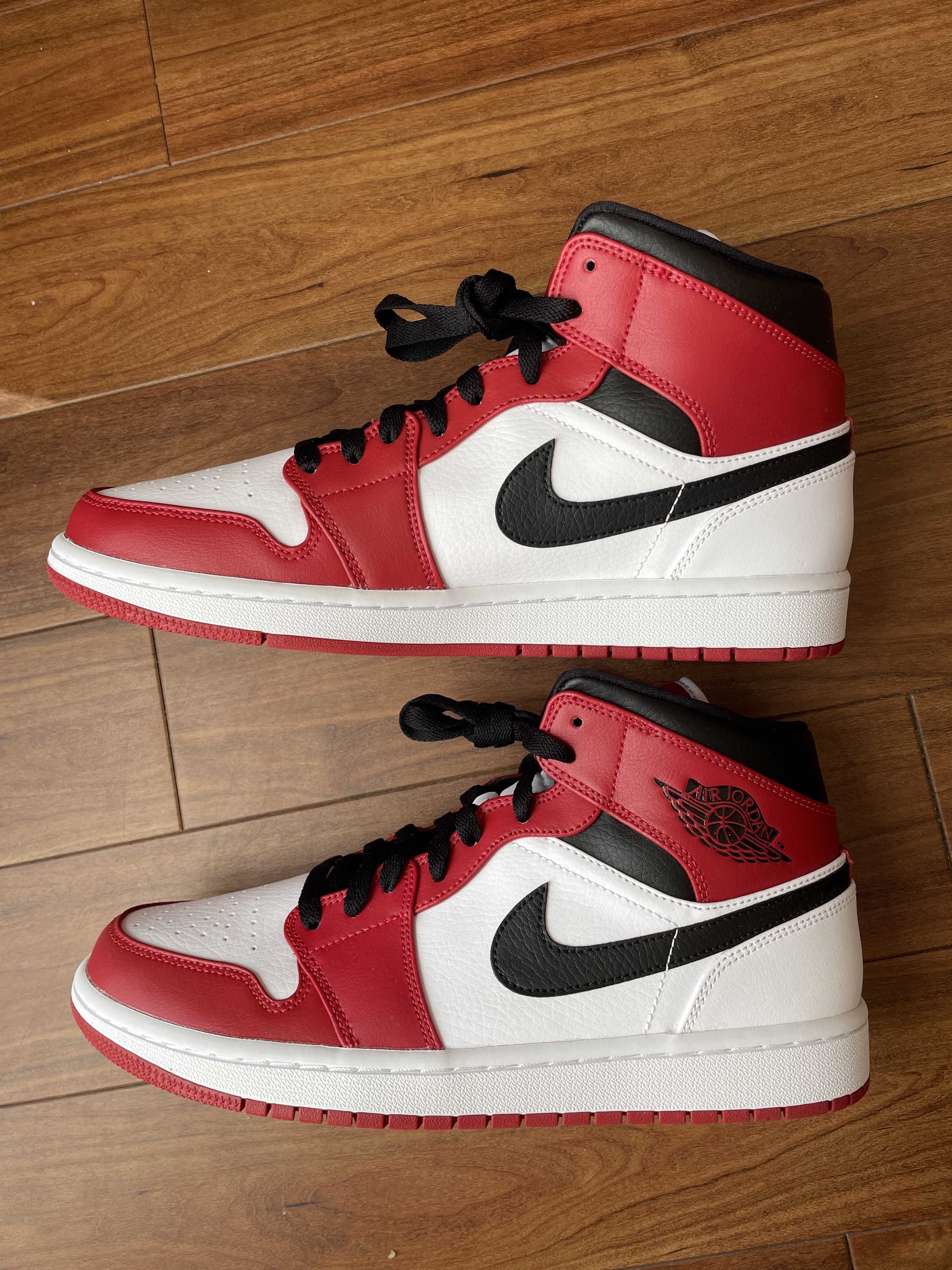 Nike Air Jordan 1 Mid "Chicago"