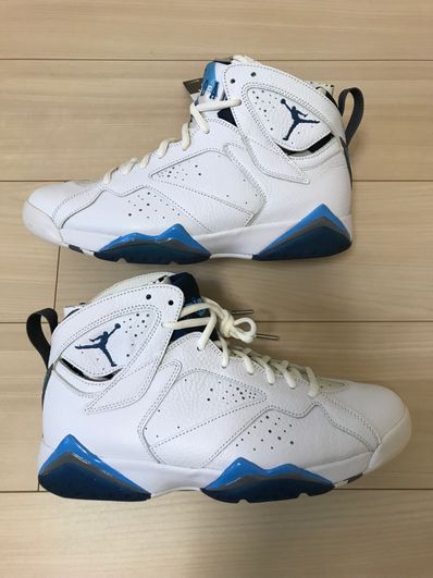 Retro 7 2025 white and blue