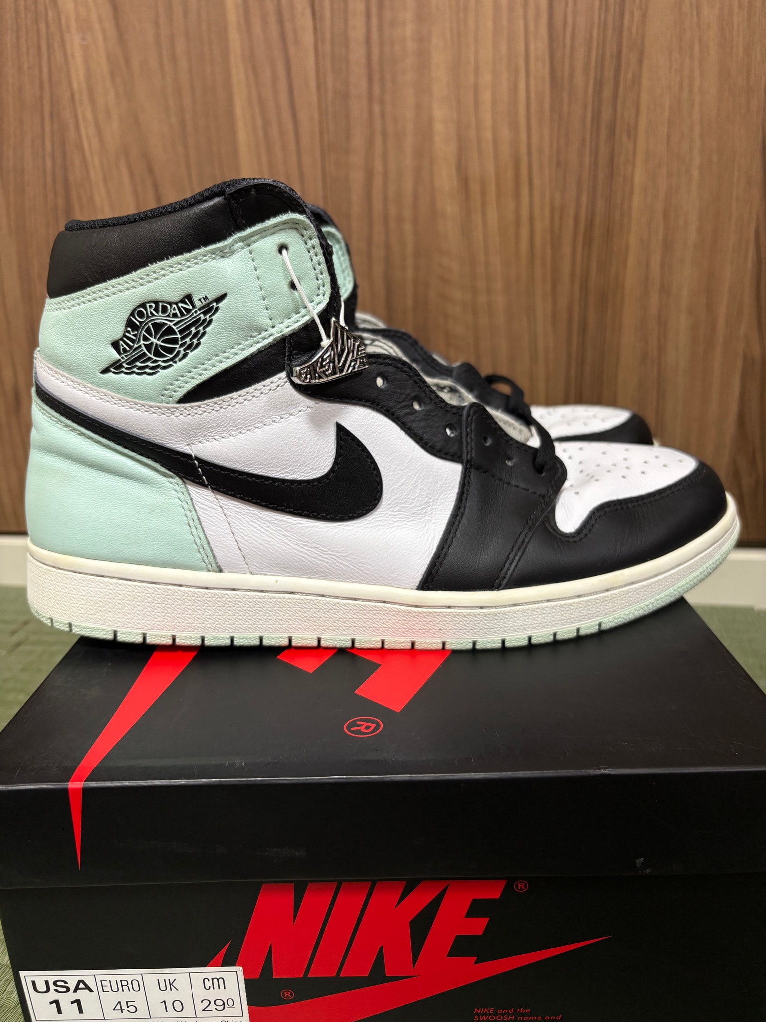 Nike Air Jordan 1 Retro High "Igloo"