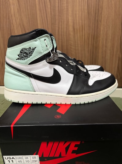 Nike Air Jordan 1 Retro High "Igloo"