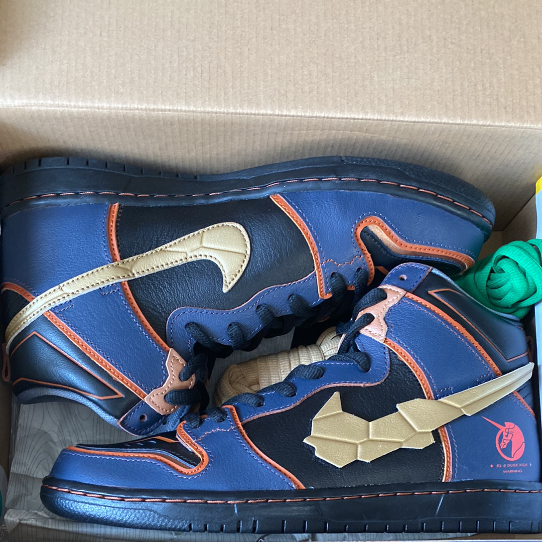 ガンダム × ナイキ SB ダンク ハイ プロ QS "バンシィ"